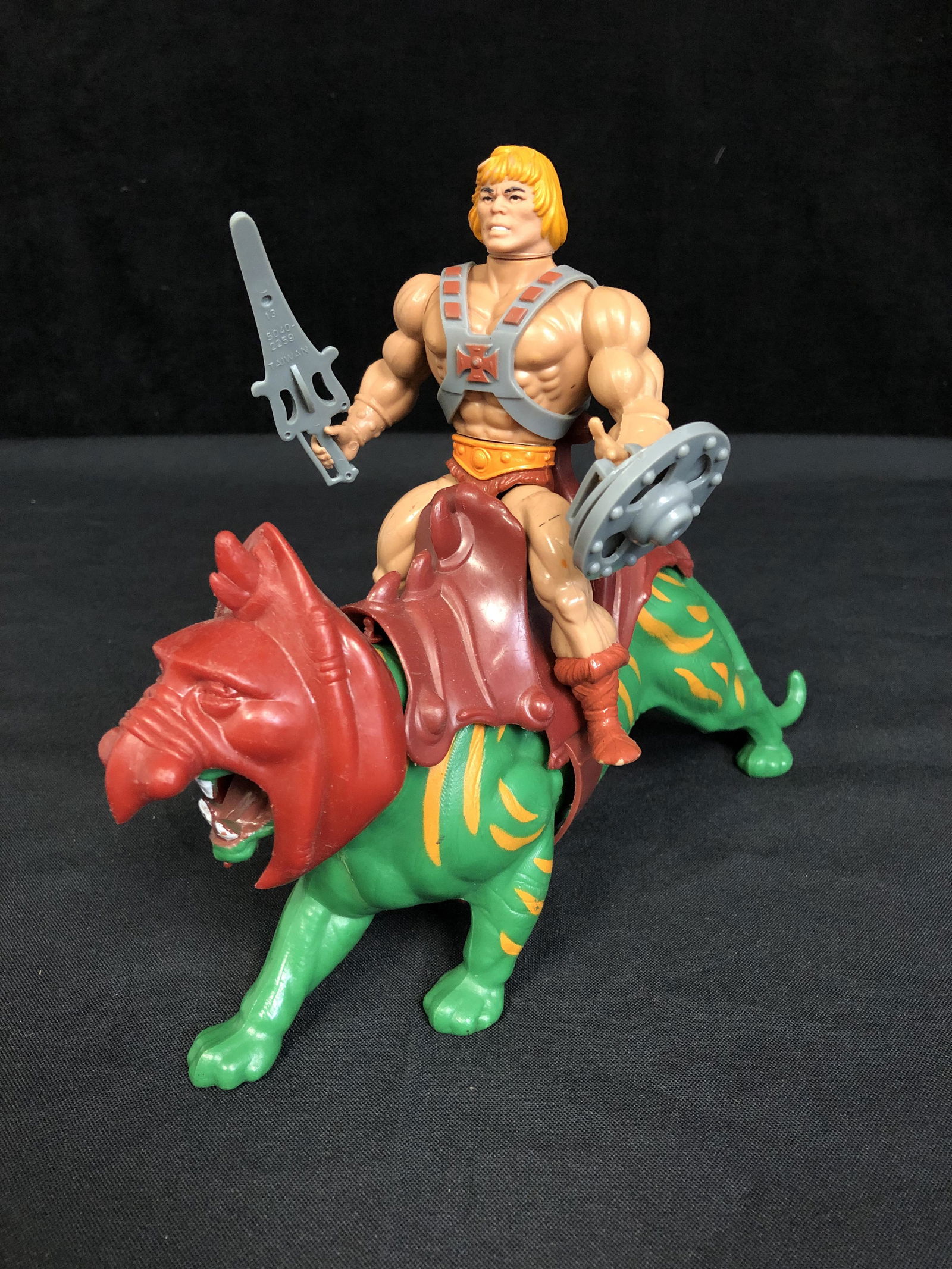 VINTAGE MASTERS OF THE UNIVERSE HE MAN AND BOB CAT: VINTAGE MASTERS OF THE UNIVERSE HE MAN AND BOB CAT ACTION FIGURES