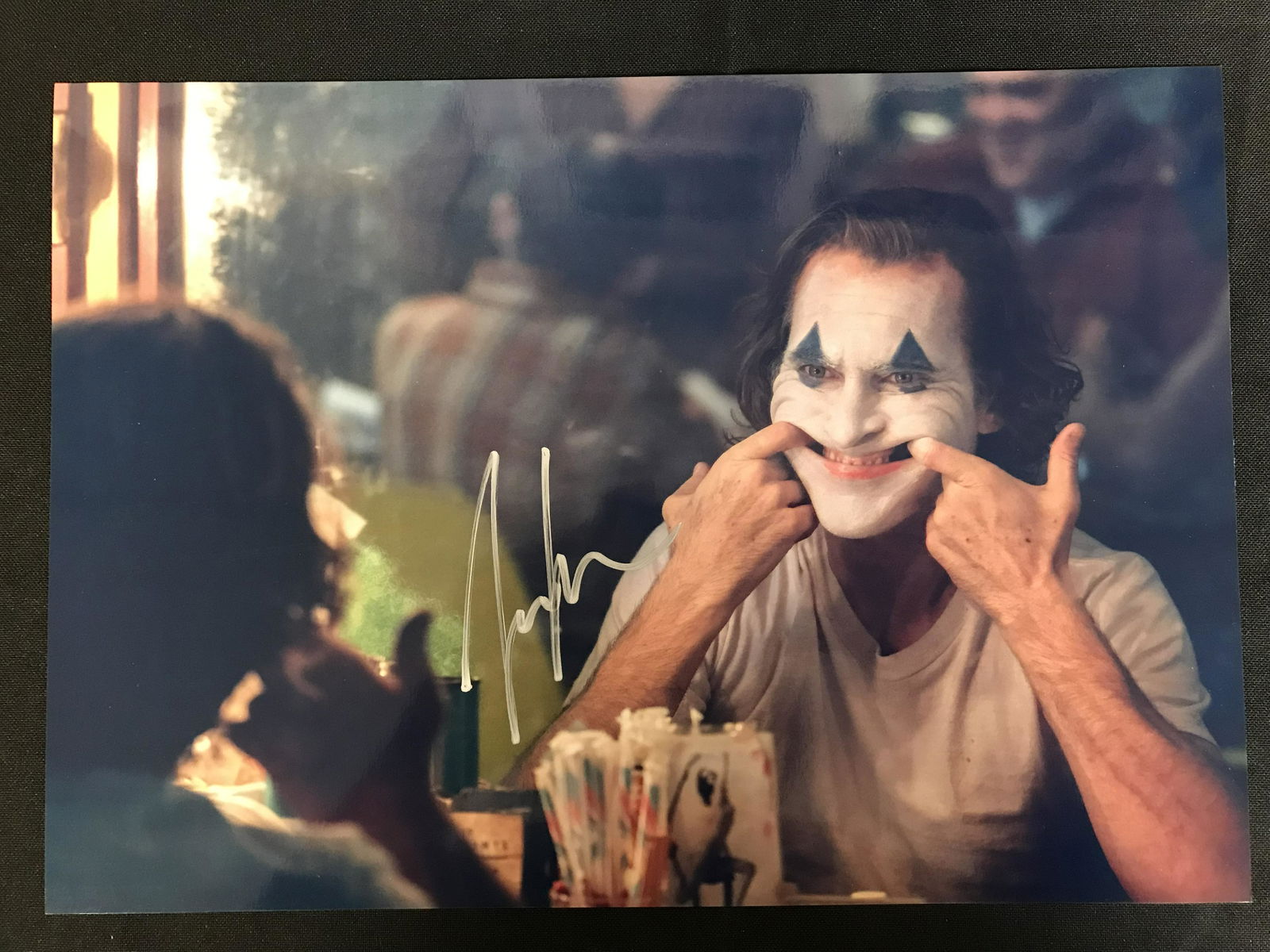 JOAQUIN PHOENIX SIGNED THE JOKER 8 X 10 ( REAL (1 of 3)