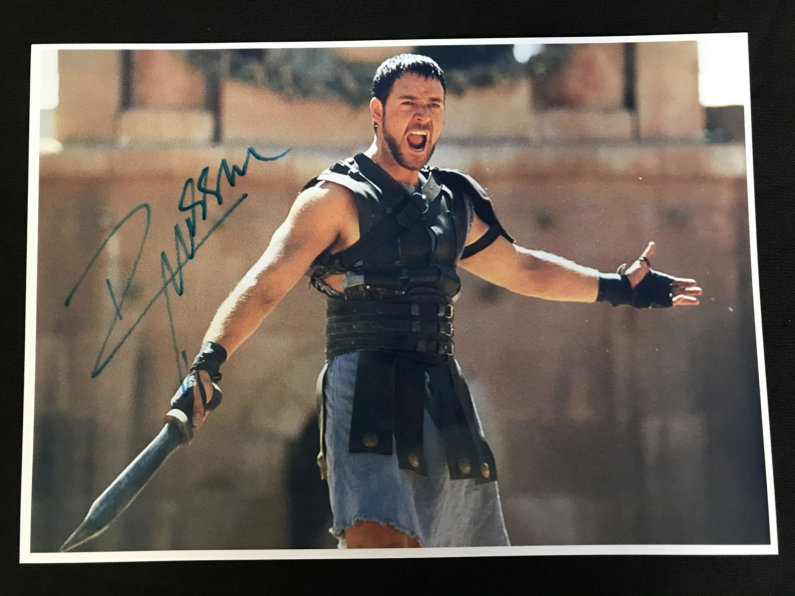 RUSSELL CROWE SIGNED GLADIATOR 8 X 10 ( RA COA) (1 of 3)