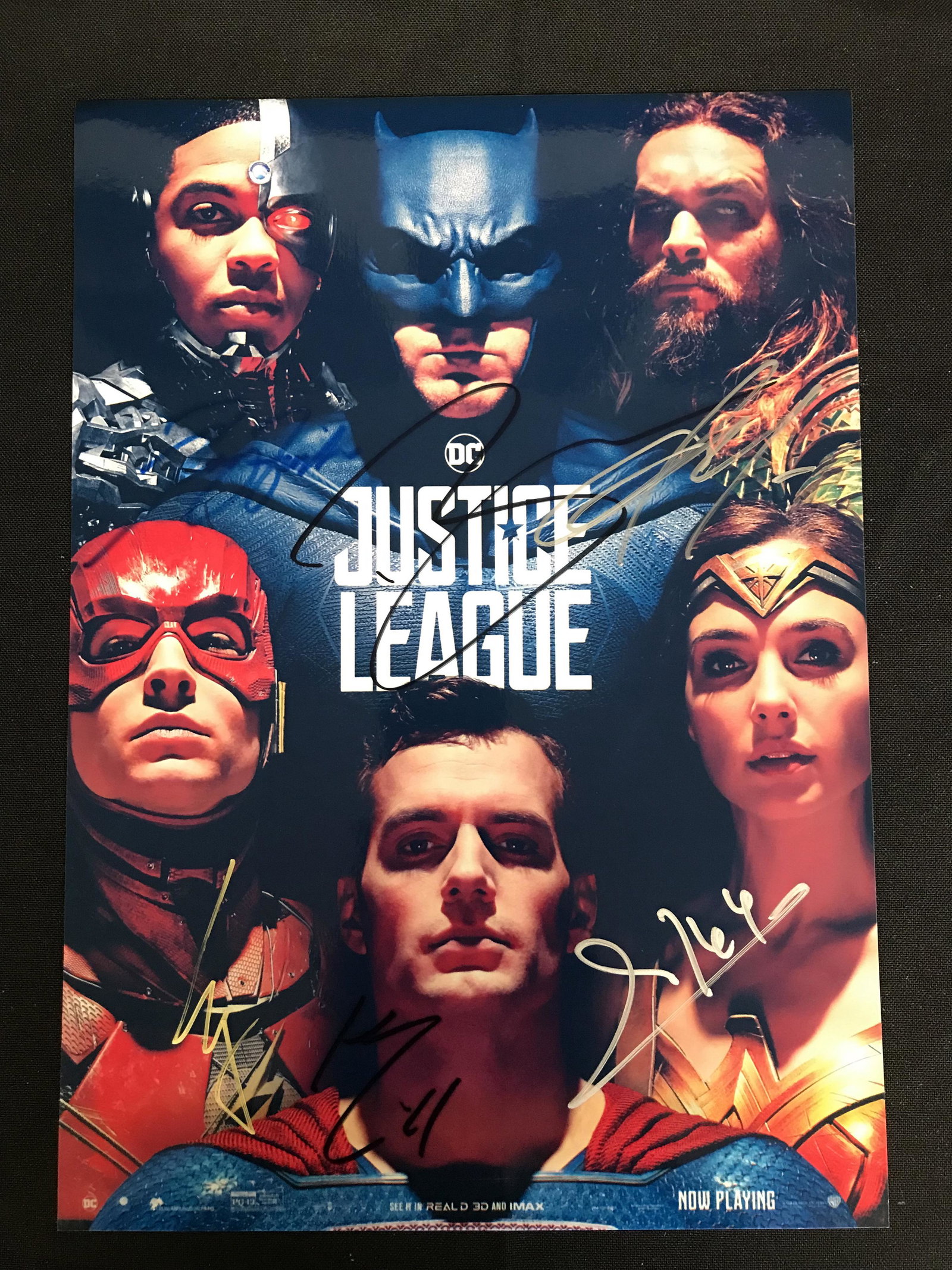 JUSTICE LEAGUE CAST SIGNED 8 X 10 ( RA COA): JUSTICE LEAGUE CAST SIGNED 8 X 10 ( RA COA)