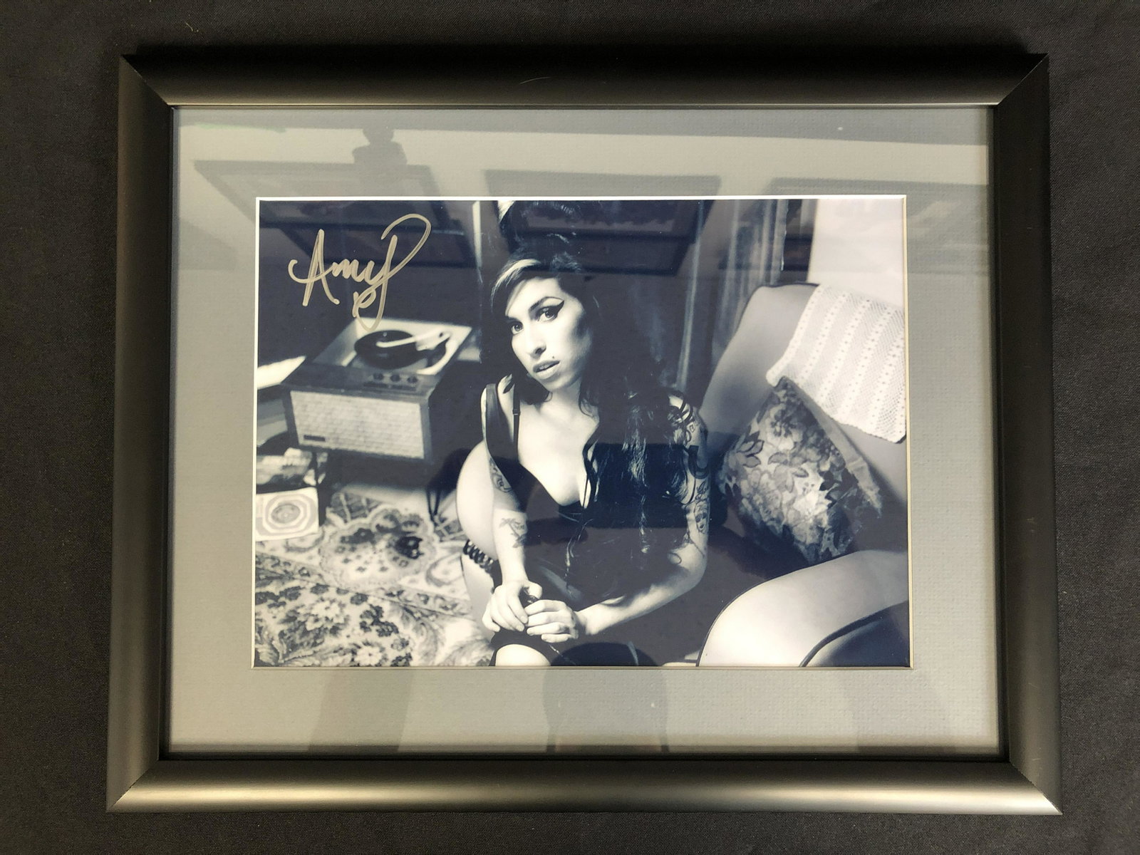 AMY WINEHOUSE SIGNED FRAMED 8X10 PHOTO (RA COA): AMY WINEHOUSE SIGNED FRAMED 8X10 PHOTO (RA COA)