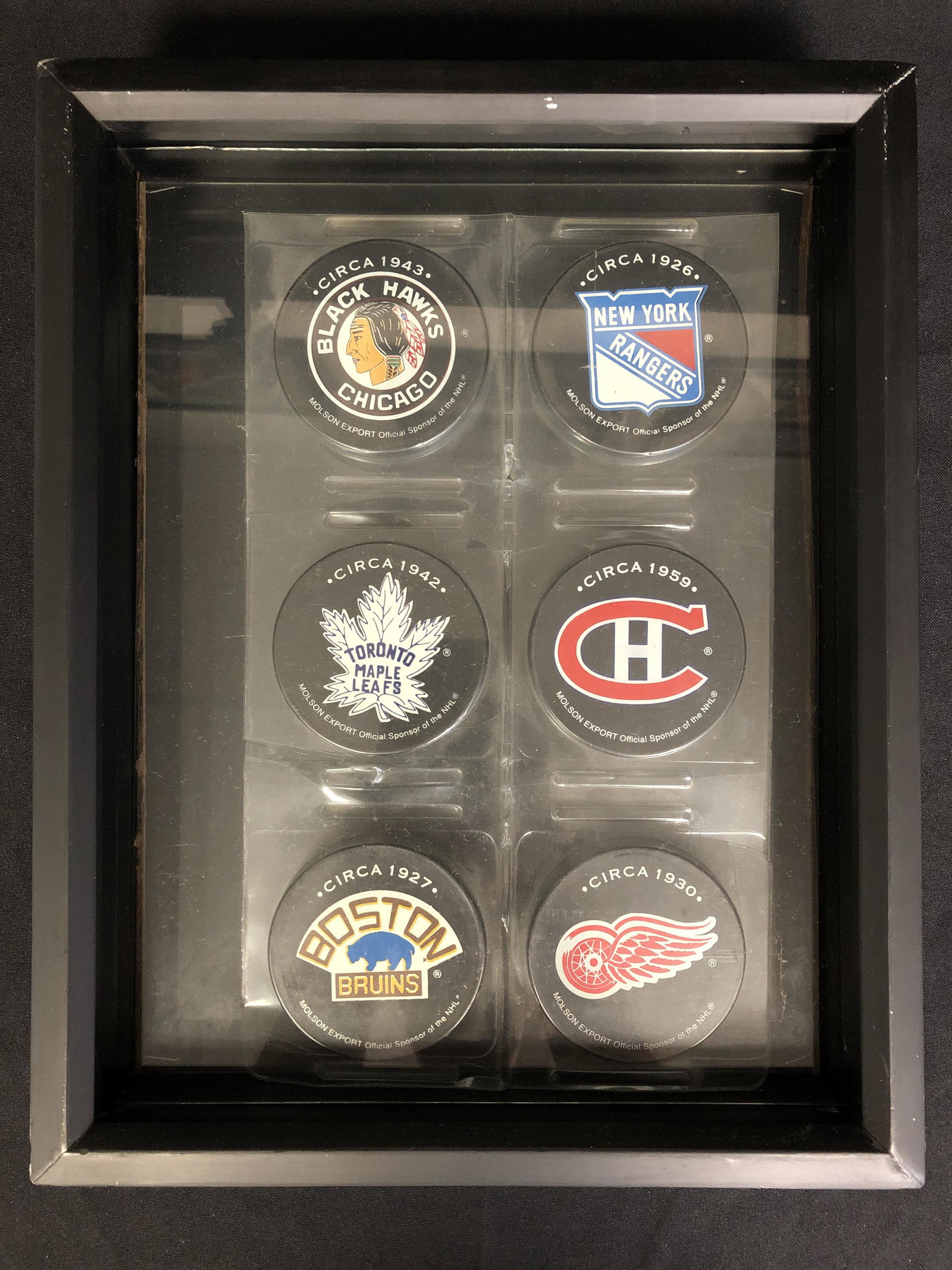 NHL ORIGINAL SIX TEAM LOGO PUCK DISPLAY: NHL ORIGINAL SIX TEAM LOGO PUCK DISPLAY