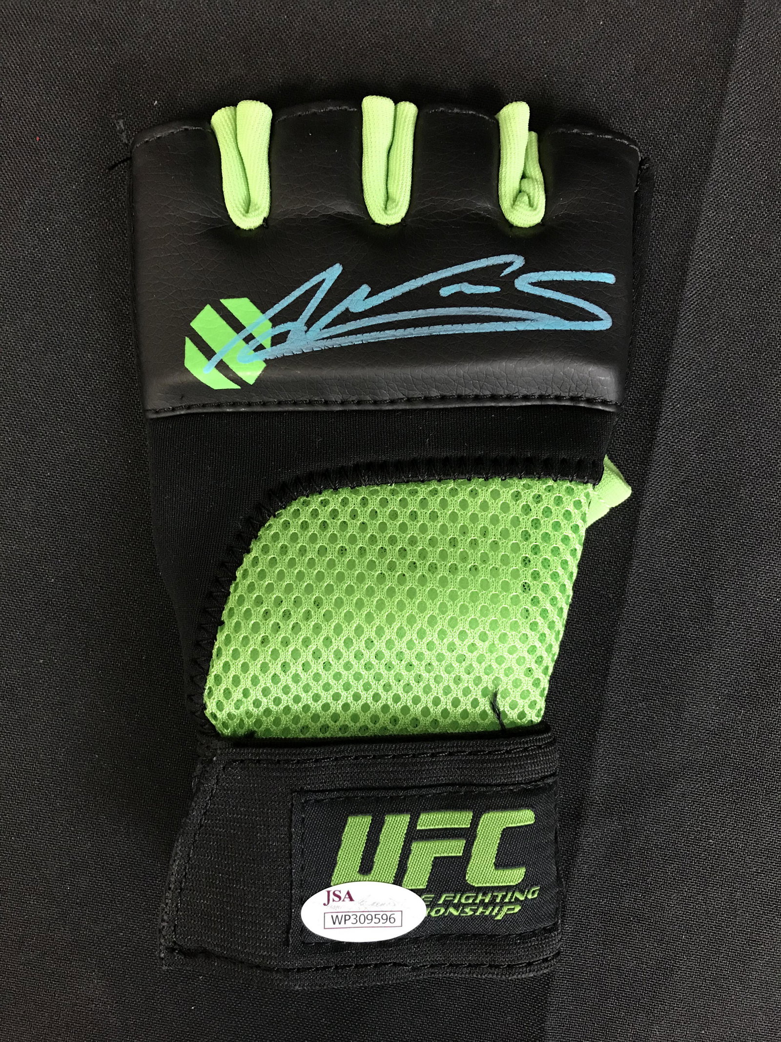 AMANDA NUNES SIGNED MMA GLOVE (JSA COA): AMANDA NUNES SIGNED MMA GLOVE (JSA COA)