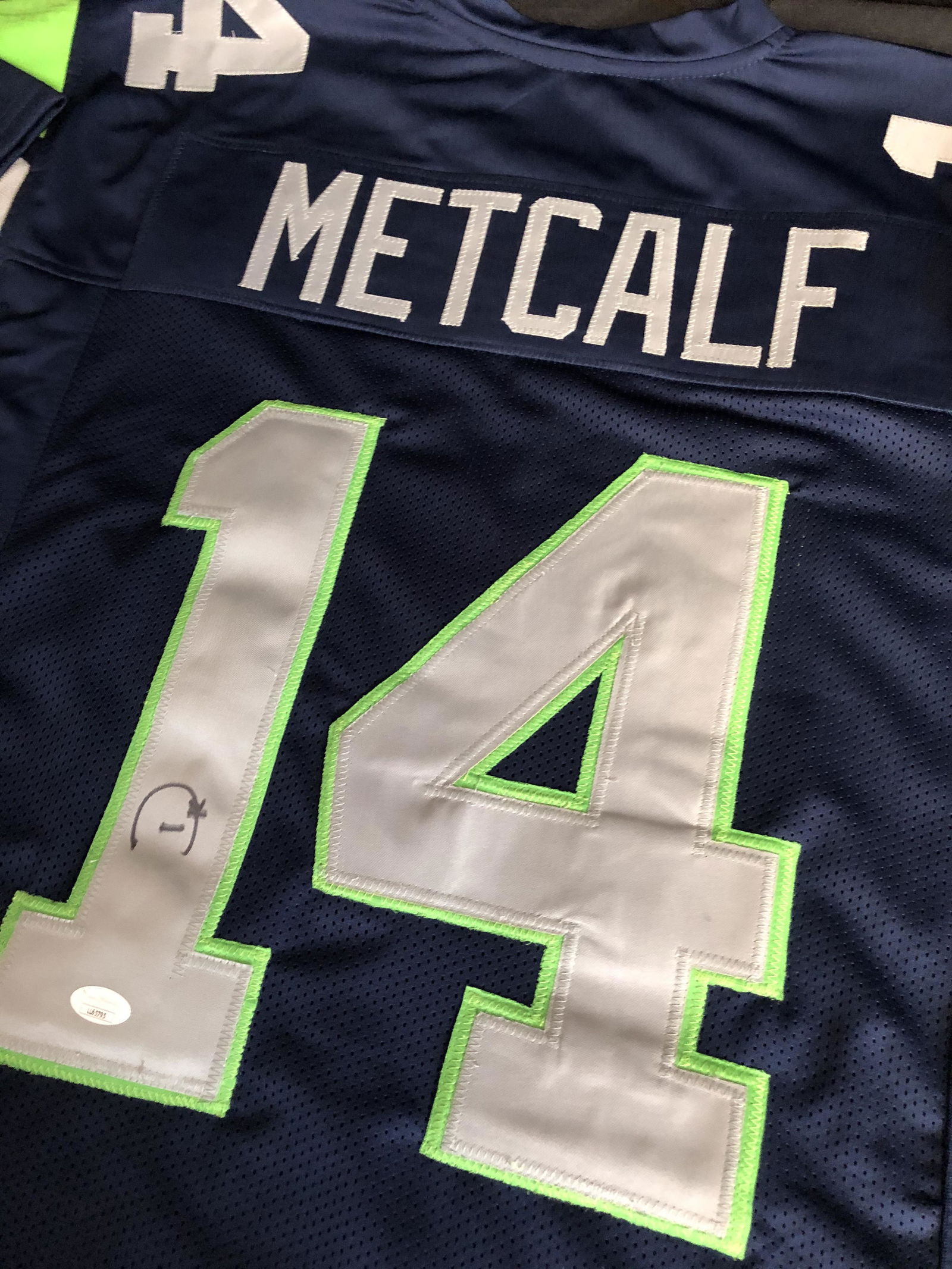 DK METCALF SIGNED SEAHAWKS JERSEY (JSA CERTIFIED) (1 of 3)
