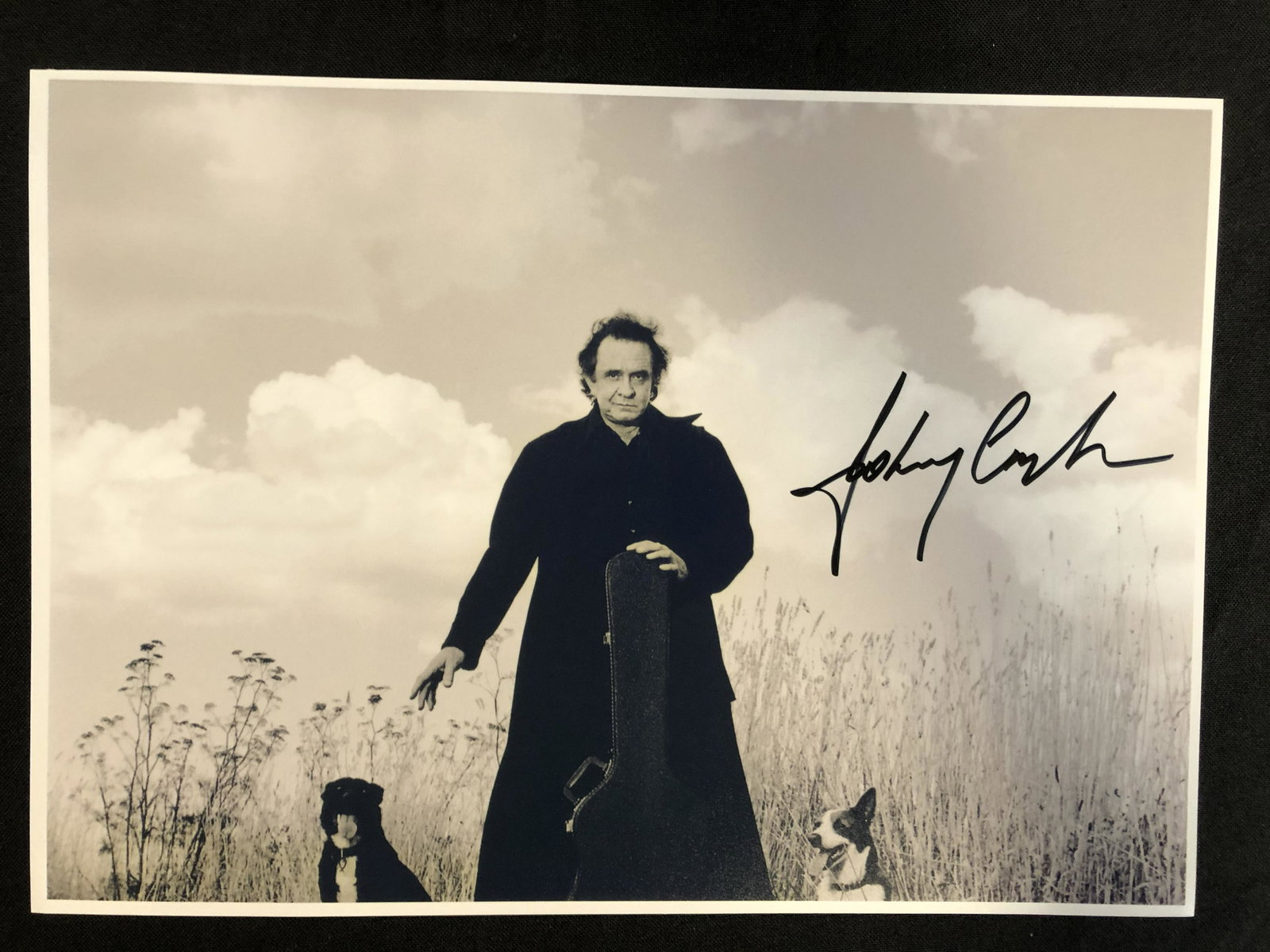 JOHNNY CASH SIGNED 8X10 PHOTO (R.A. COA): JOHNNY CASH SIGNED 8X10 PHOTO (R.A. COA)