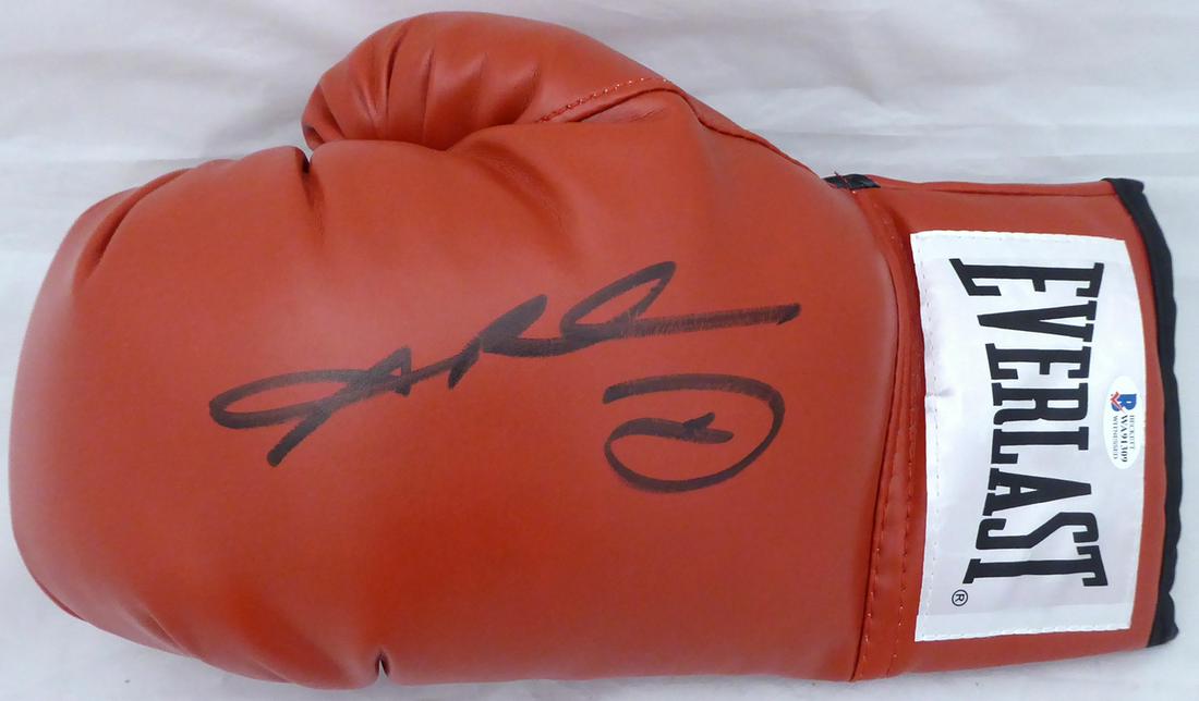 SUGAR RAY LEONARD SIGNED RED EVERLAST BOXING GLOVE (1 of 3)