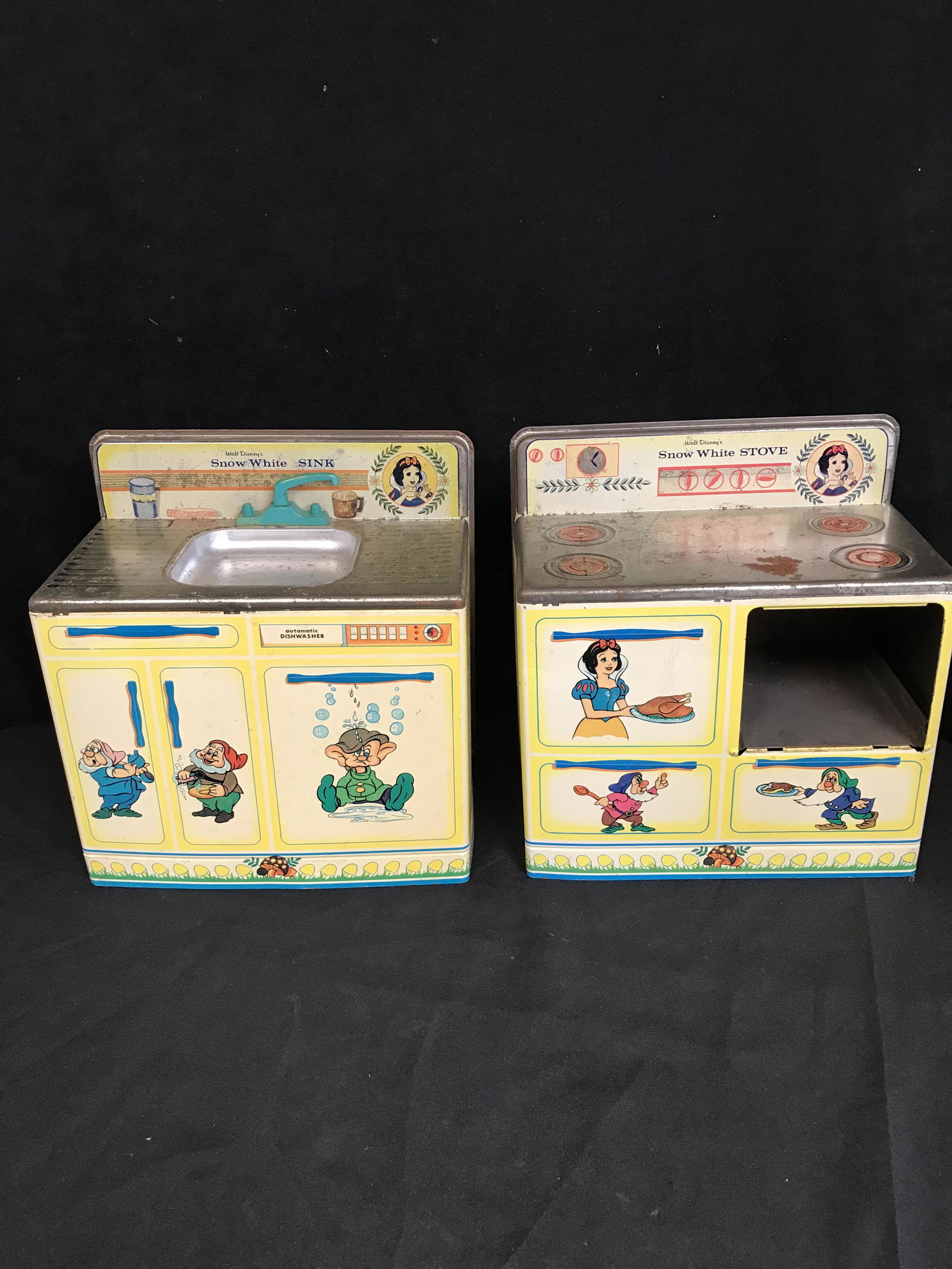 1960'S DISNEY SNOW WHITE TIN KITCHEN (1 of 3)