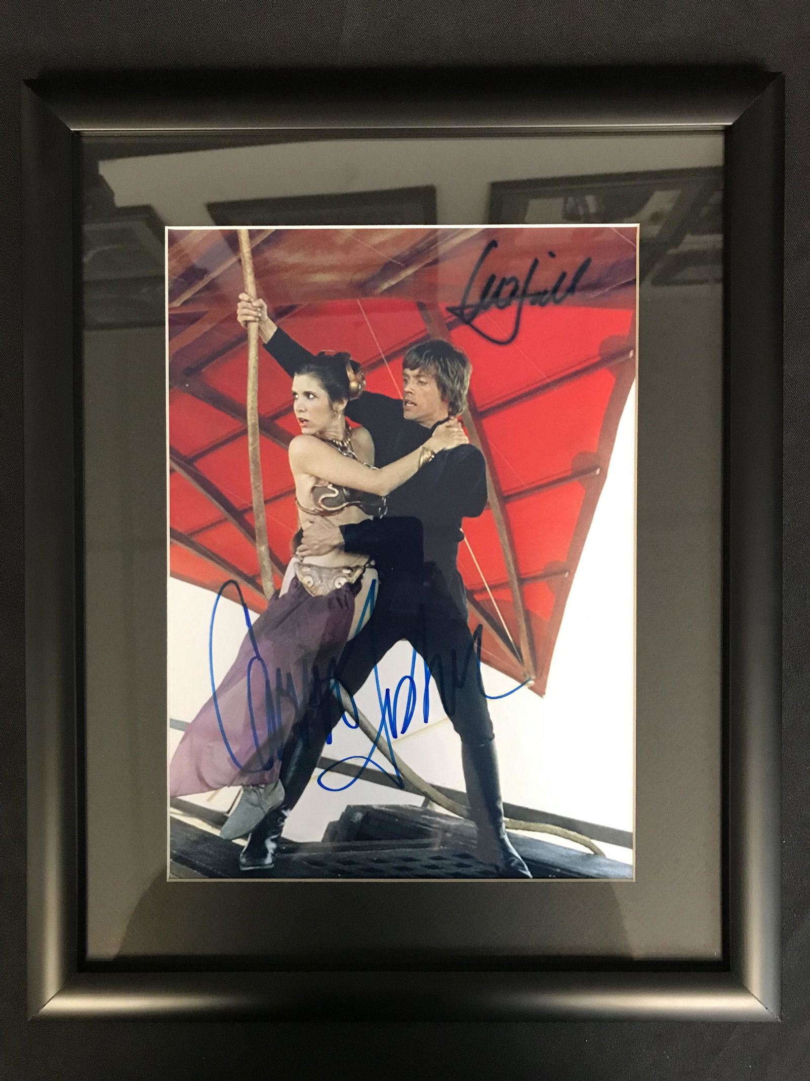 CARRIE FISHER & MARK HAMILL SIGNED 8X10 FRAMED PHOTO: CARRIE FISHER & MARK HAMILL SIGNED 8X10 FRAMED PHOTO (RA COA)