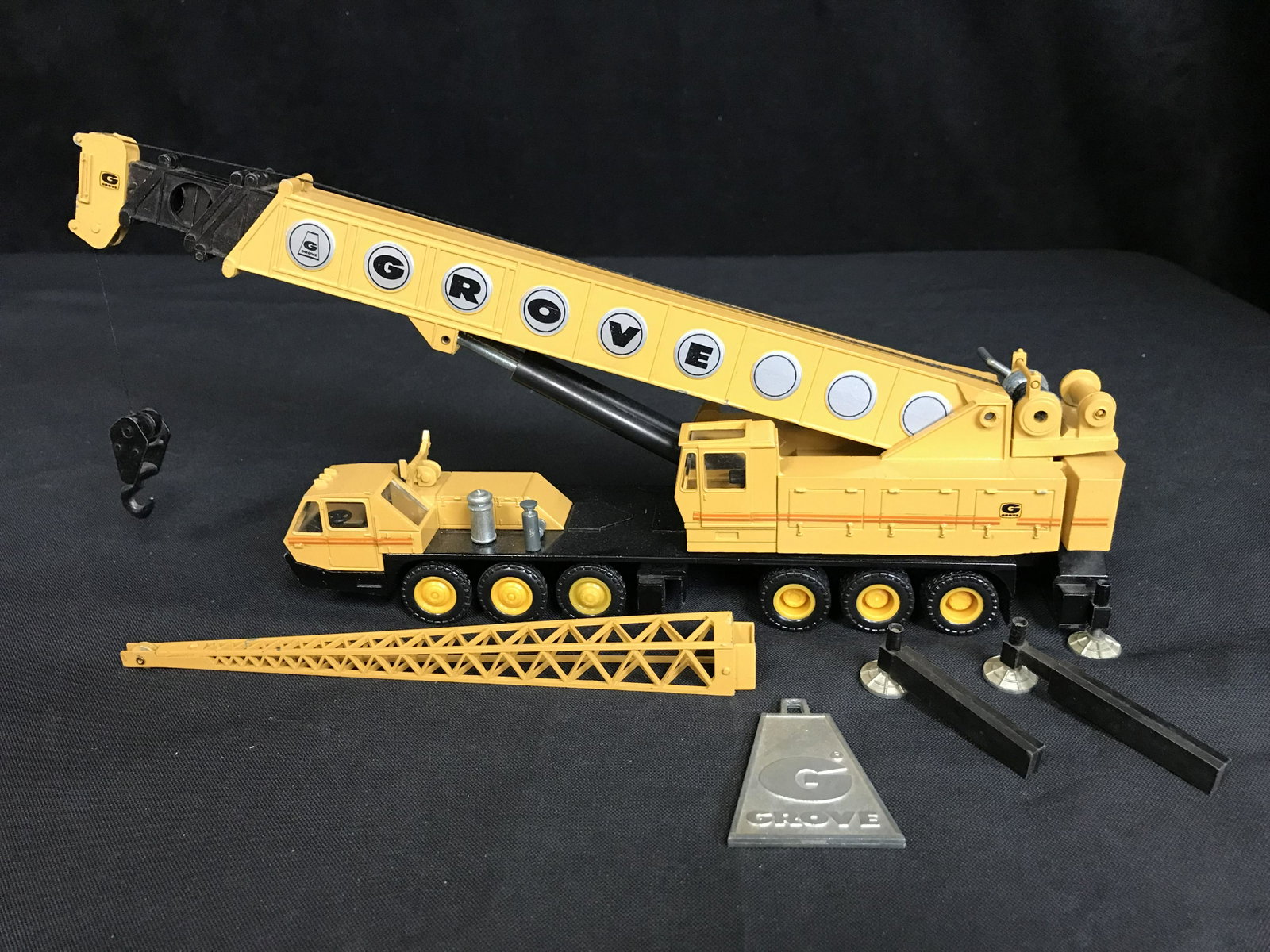 Grove TM1500 Mobile Crane - Yellow - 1:55 Scale: Grove TM1500 Mobile Crane - Yellow - 1:55 Scale
