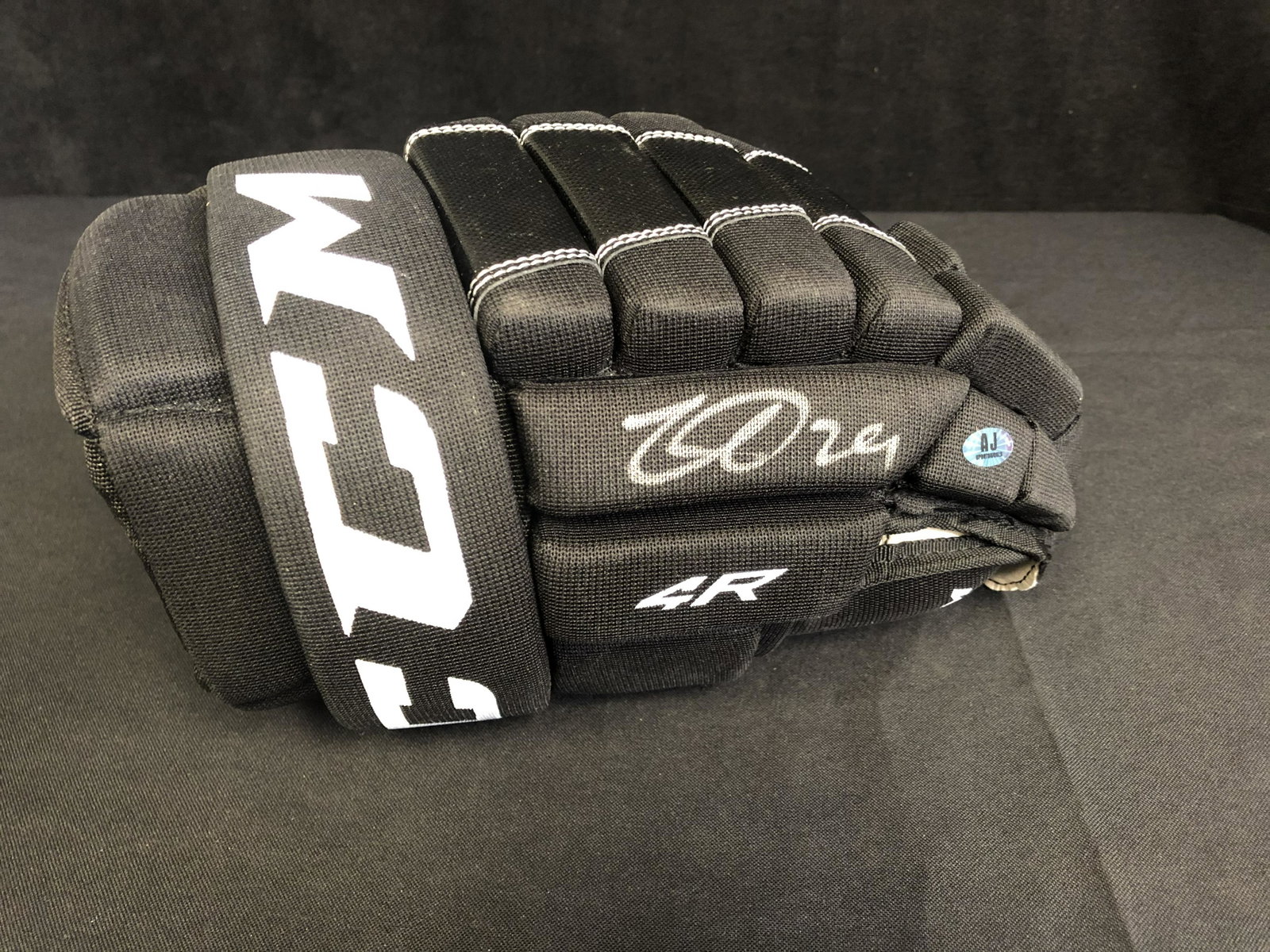 NATHAN MacKINNON SIGNED CCM LH HOCKEY GLOVE (AJ SPORTS: NATHAN MacKINNON SIGNED CCM LH HOCKEY GLOVE (AJ SPORTS COA)