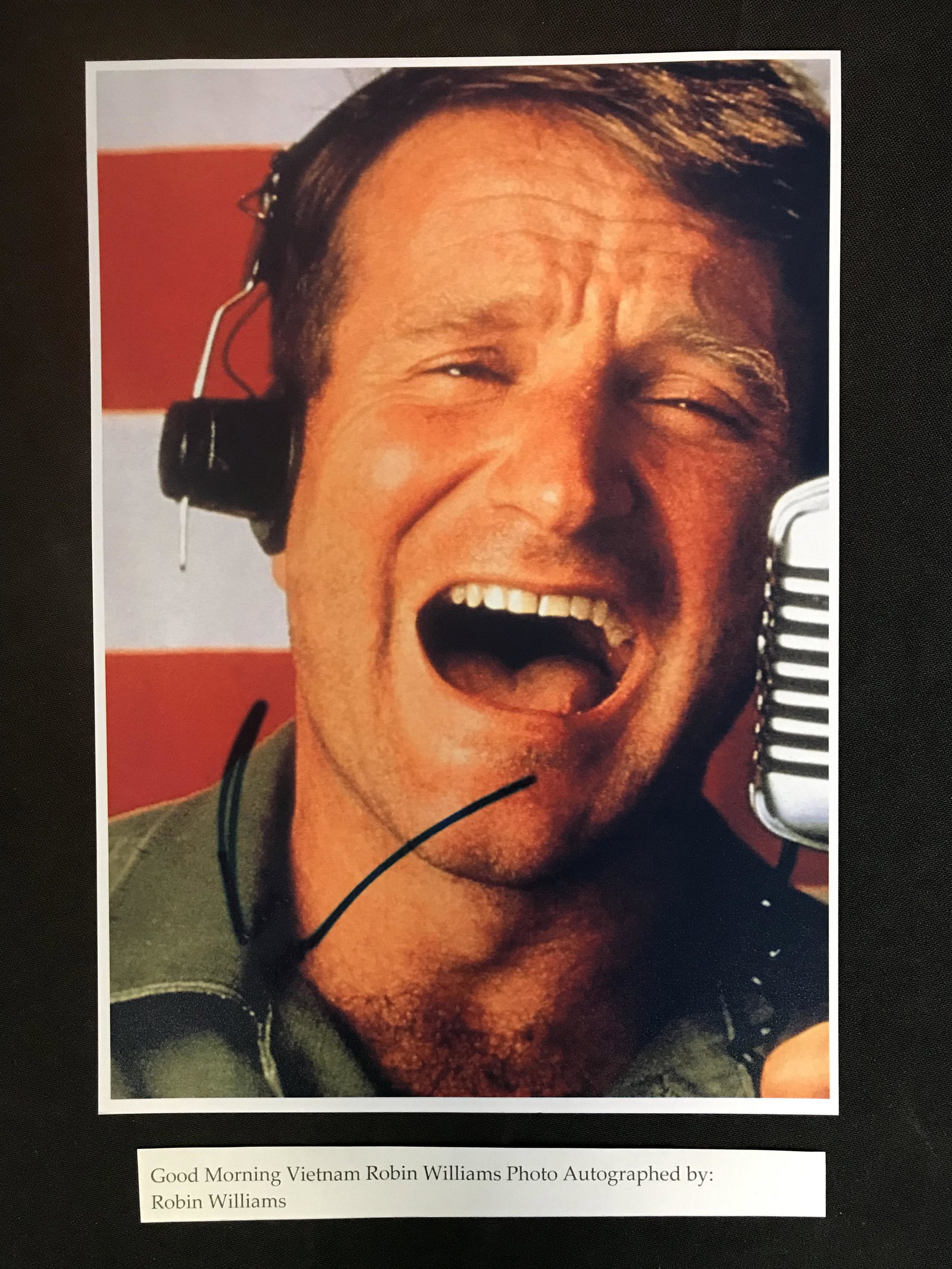 ROBIN WILLIAMS SIGNED "GOOD MORNING VIETNAM" 8X10 PHOTO: ROBIN WILLIAMS SIGNED "GOOD MORNING VIETNAM" 8X10 PHOTO (RA COA)