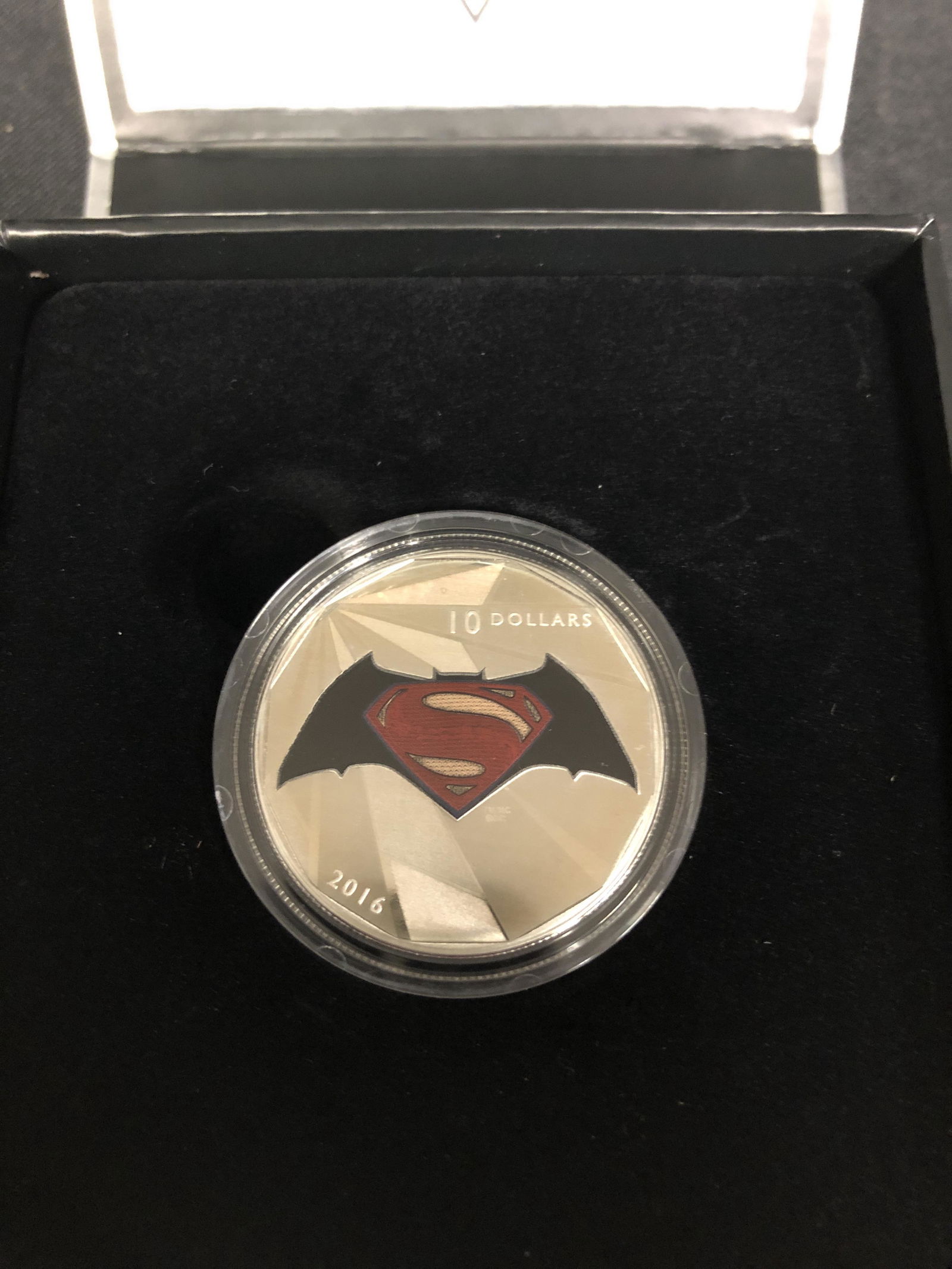 2016 $10 FINE SILVER COIN BATMAN v SUPERMAN: DAWN OF (1 of 3)
