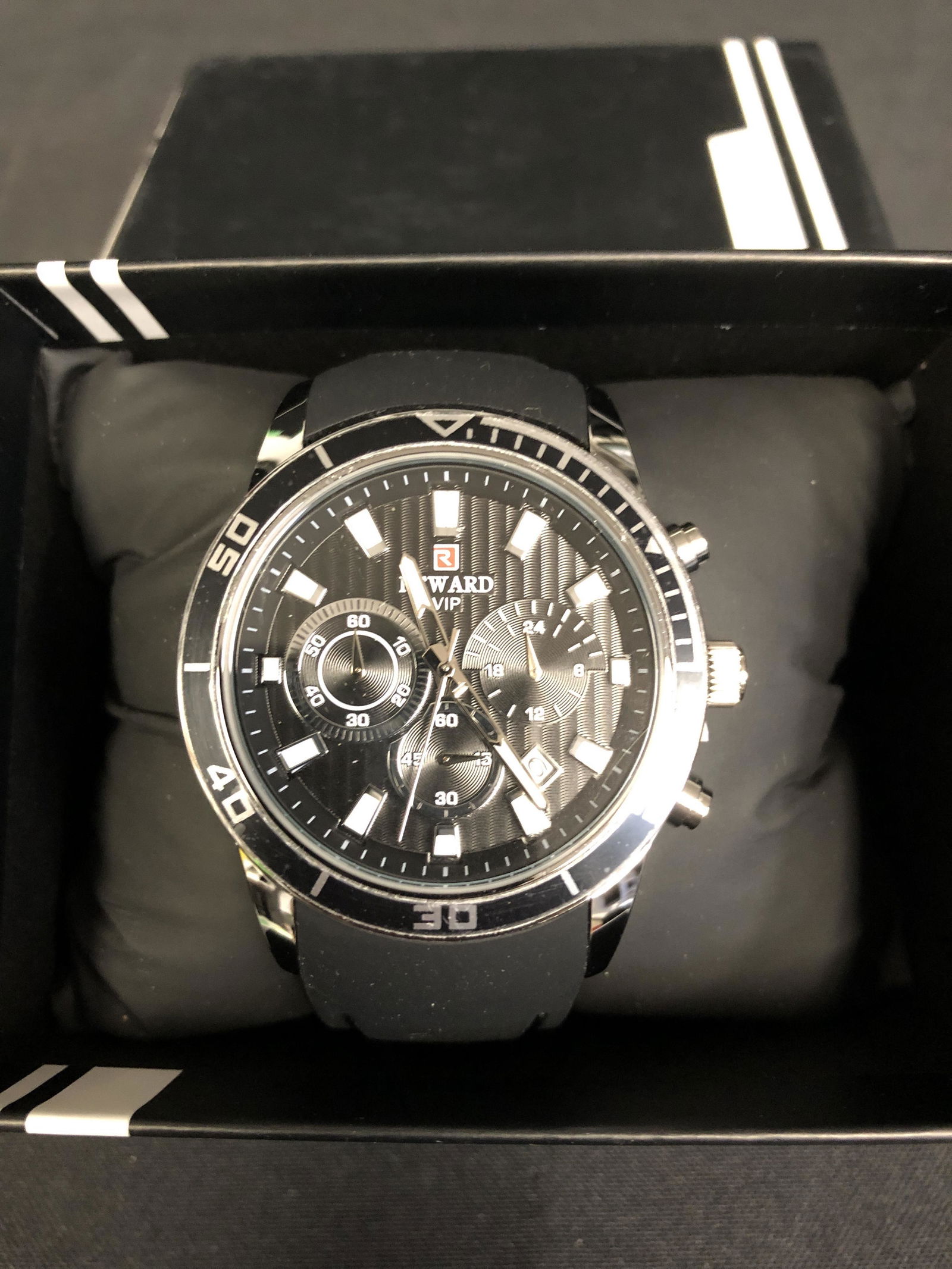 BRAND NEW MENS REWARD WATCH WITH BOX AND PAPERS (1 of 2)