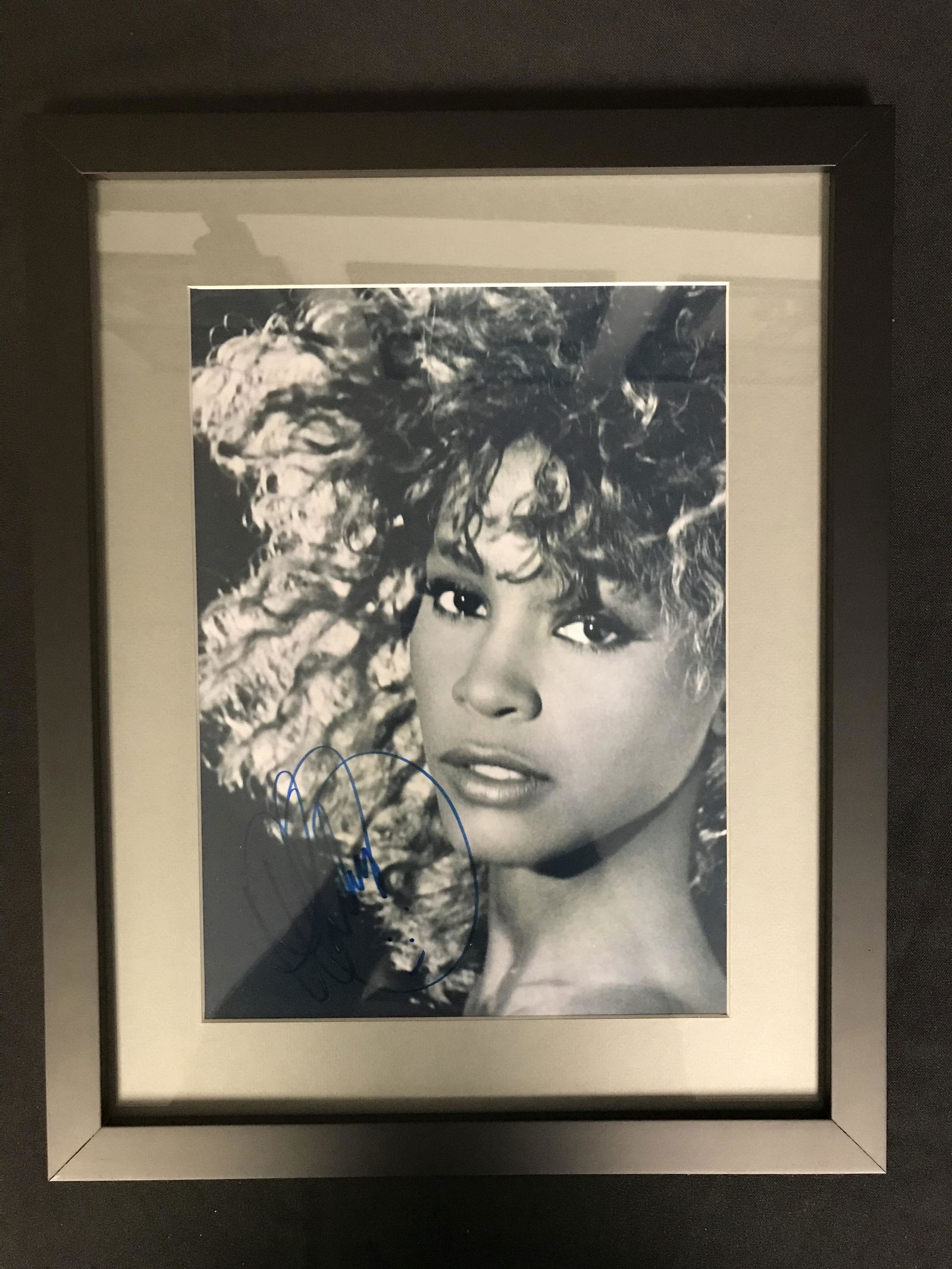 WHITNEY HOUSTON SIGNED FRAMED 8X10 PHOTO (RA COA) (1 of 2)