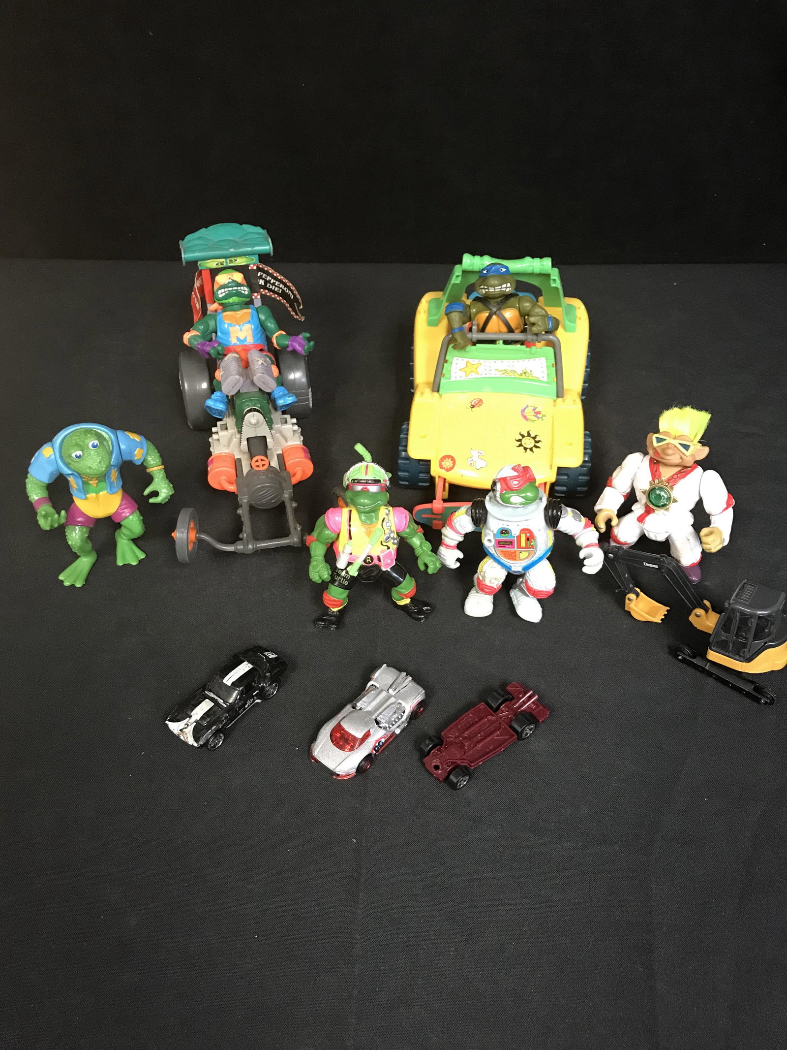 TEENAGE MUTANT NINJA TURTLES FIGURES LOT (1 of 1)