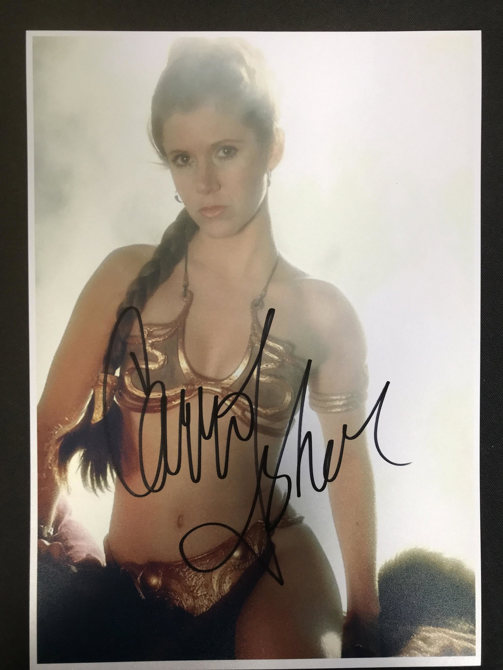 CARRIE FISHER SIGNED 8X10 PHOTO (RA COA): CARRIE FISHER SIGNED 8X10 PHOTO (RA COA)