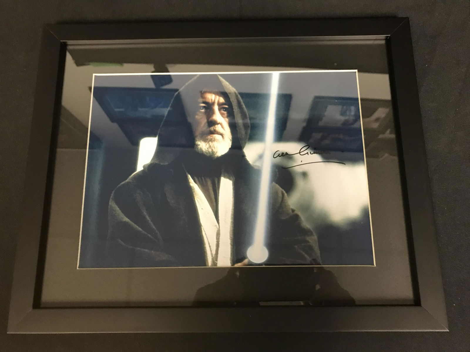 ALEC GUINNESS SIGNED AND FRAMED STAR WARS 8 X 10 ( RA C (1 of 2)