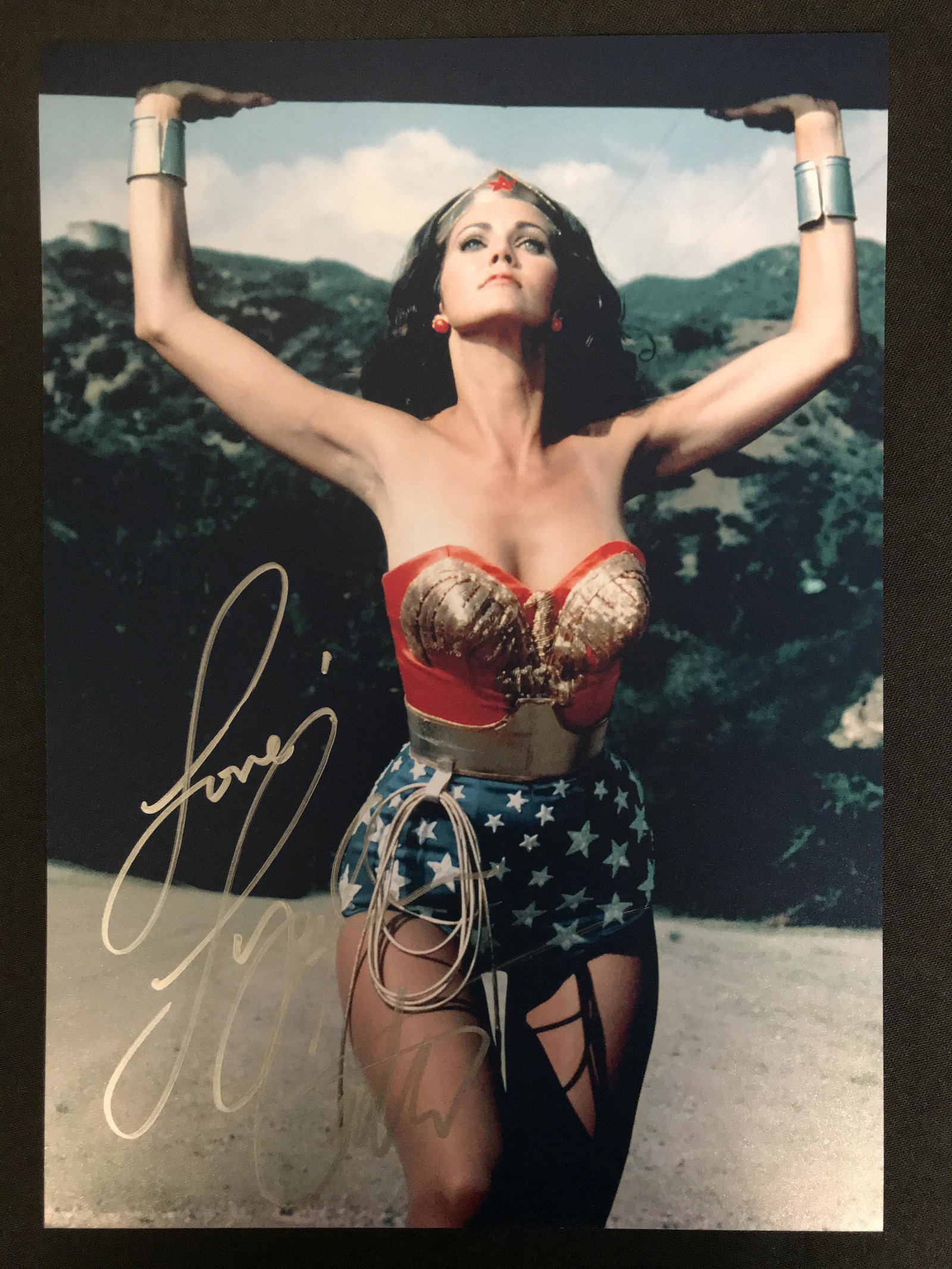 LINDA CARTER SIGNED 8X10 PHOTO (RA COA): LINDA CARTER SIGNED 8X10 PHOTO (RA COA)
