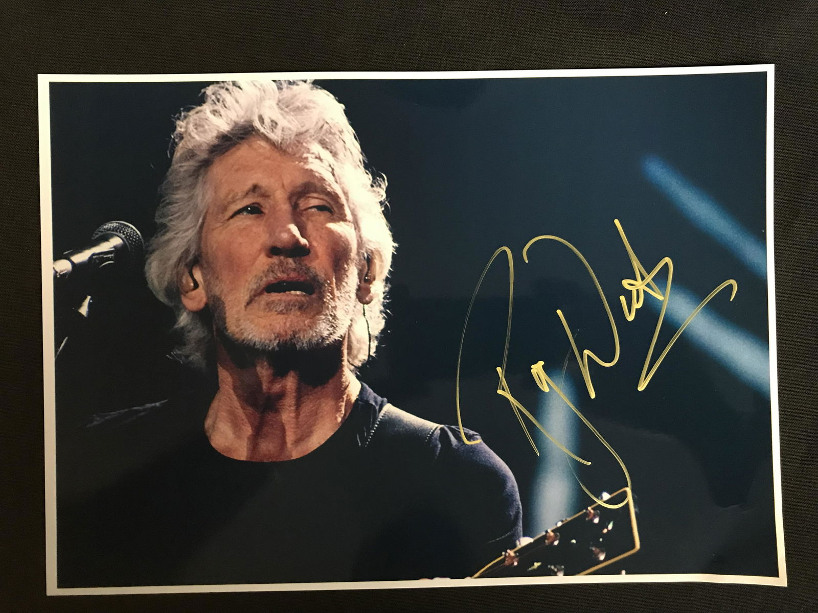 ROGER WATERS SIGNED 8 X 10 ( RA COA) (1 of 2)