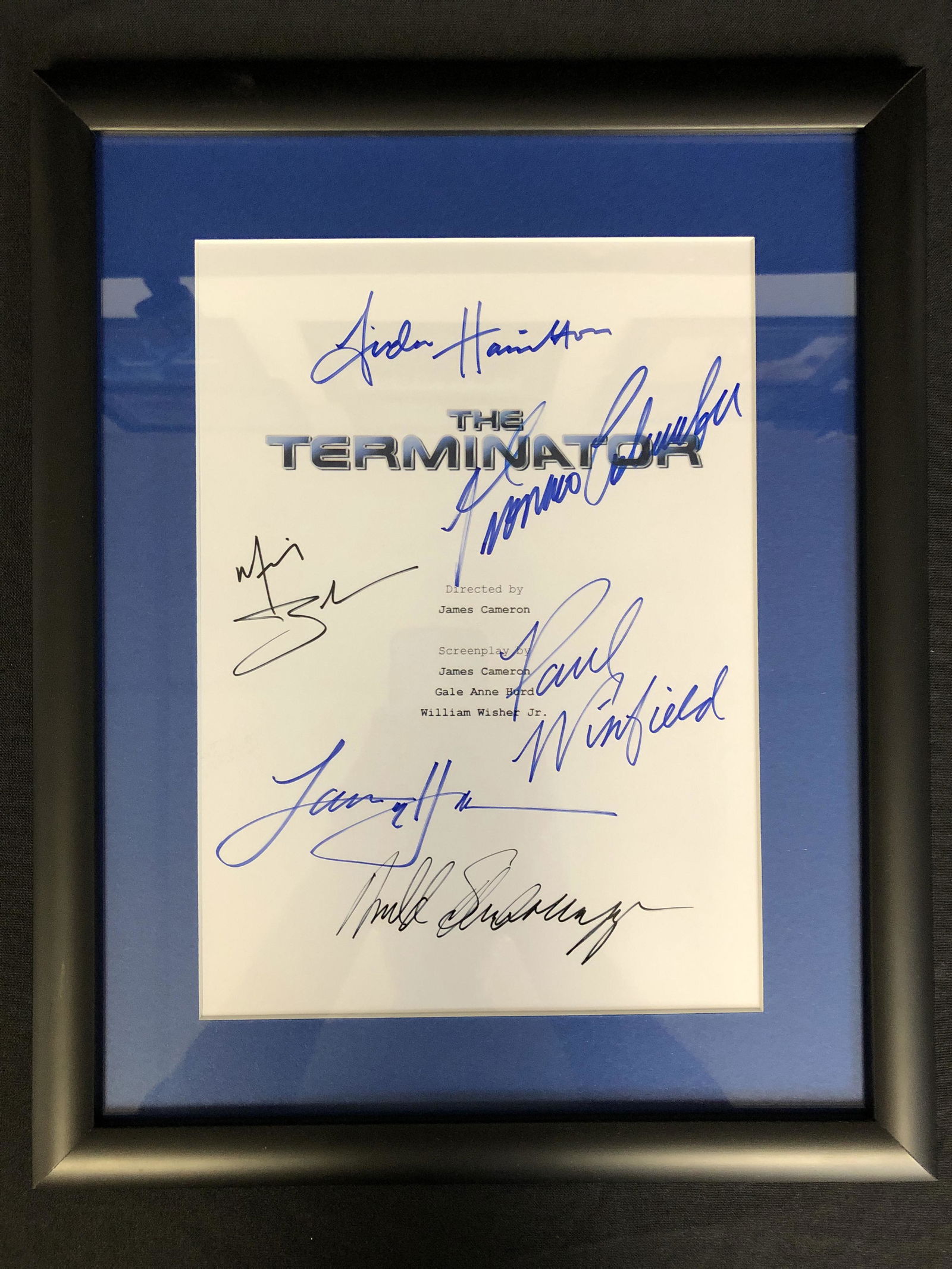 TERMINATER CAST SIGNED MOVIE SCRIPT COVER FRAMED ( RA C (1 of 2)