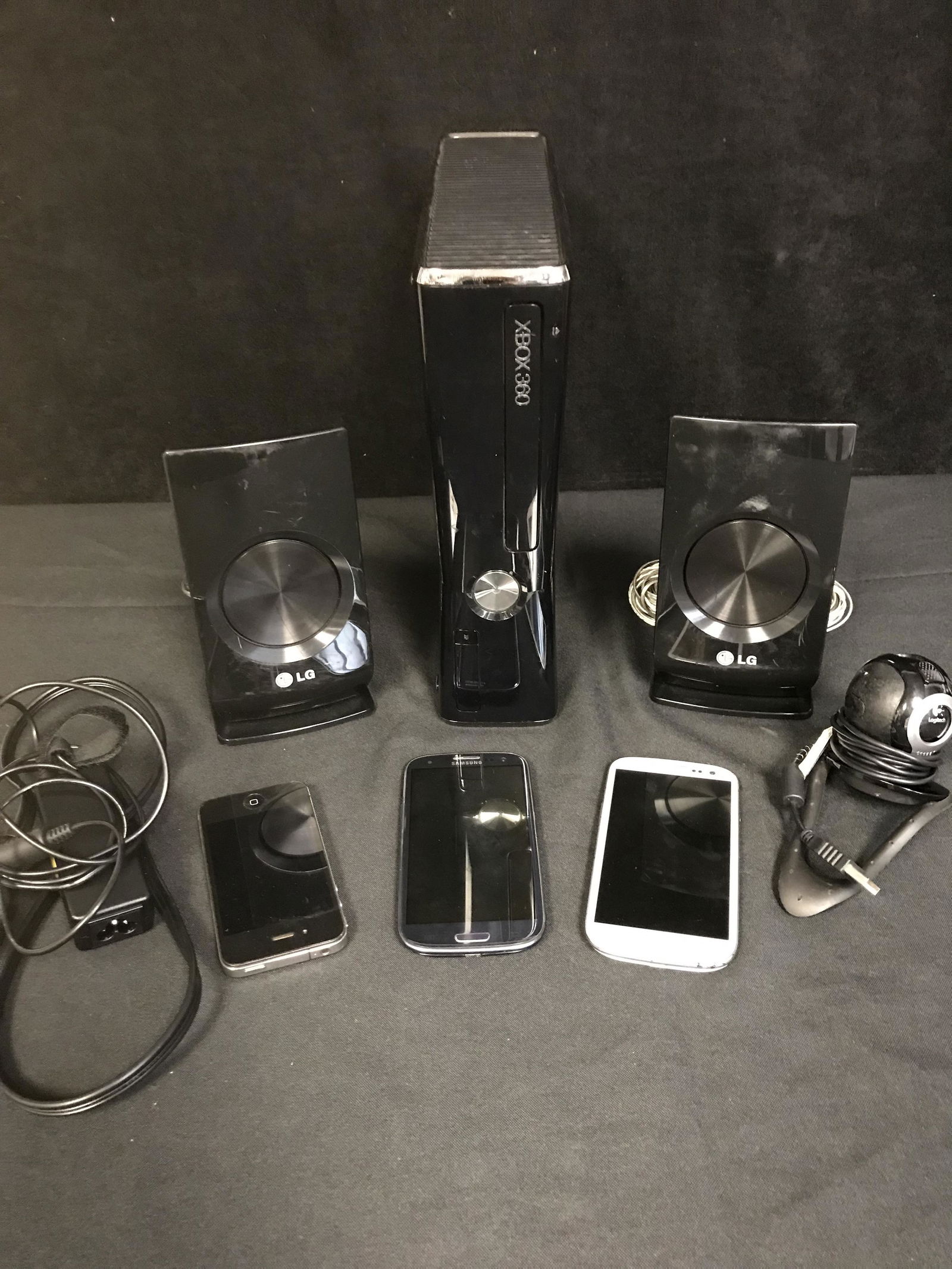 ELECTRONICS LOT INCLUDING XBOX 360 AND SMART PHONES (1 of 3)