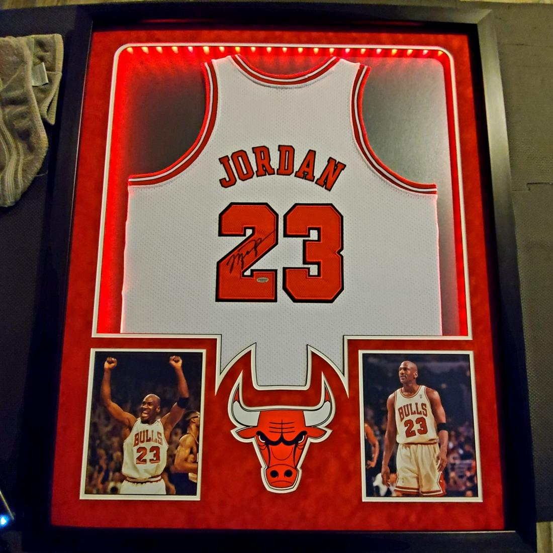 MICHEAL JORDAN SIGNED LED FRAMED CHICAGO BULLS JERSEY (1 of 4)