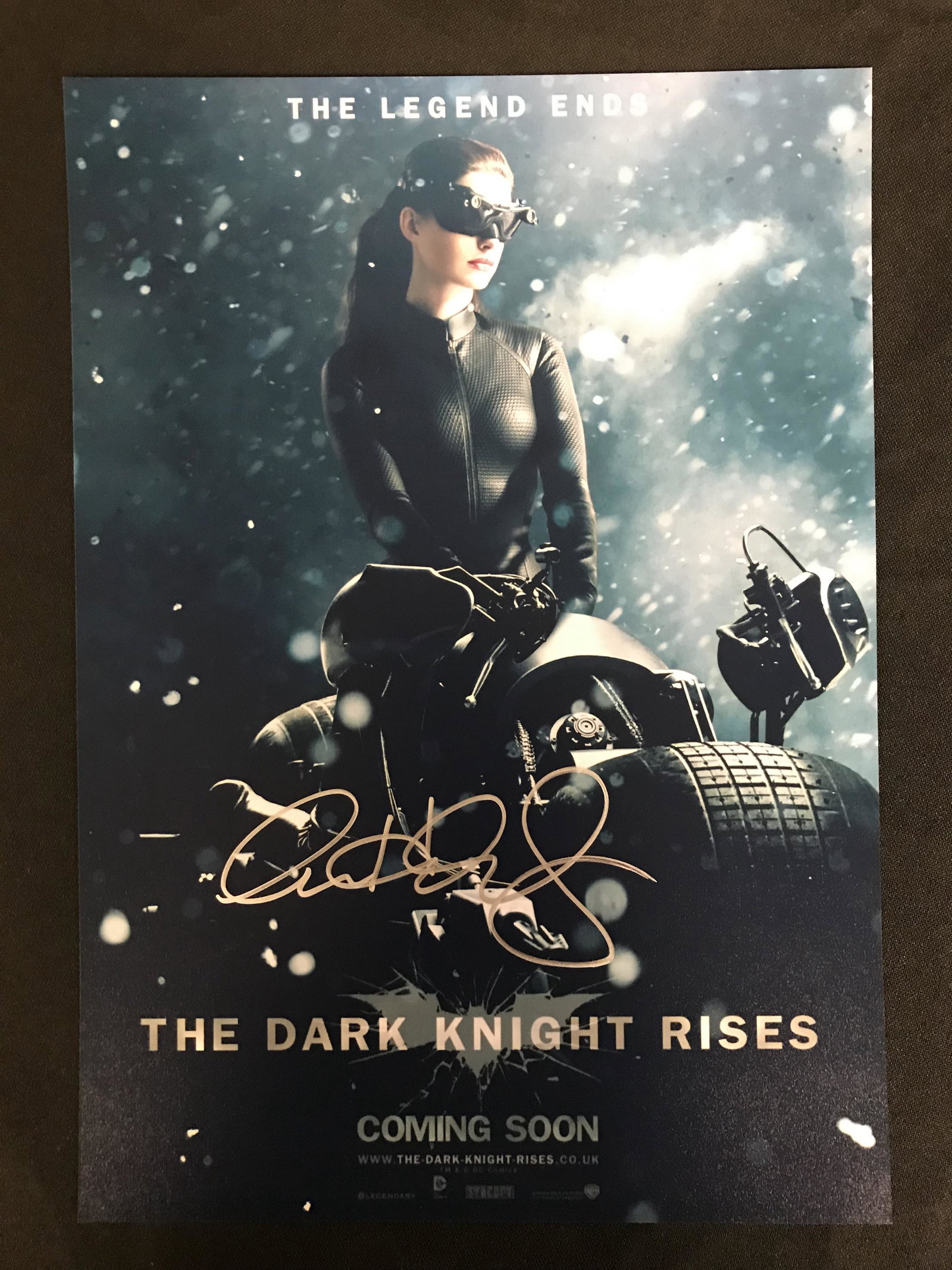 ANNE HATHAWAY SIGNED DARK KNIGHT 8 X 10 (RA COA): ANNE HATHAWAY SIGNED DARK KNIGHT 8 X 10 (RA COA)