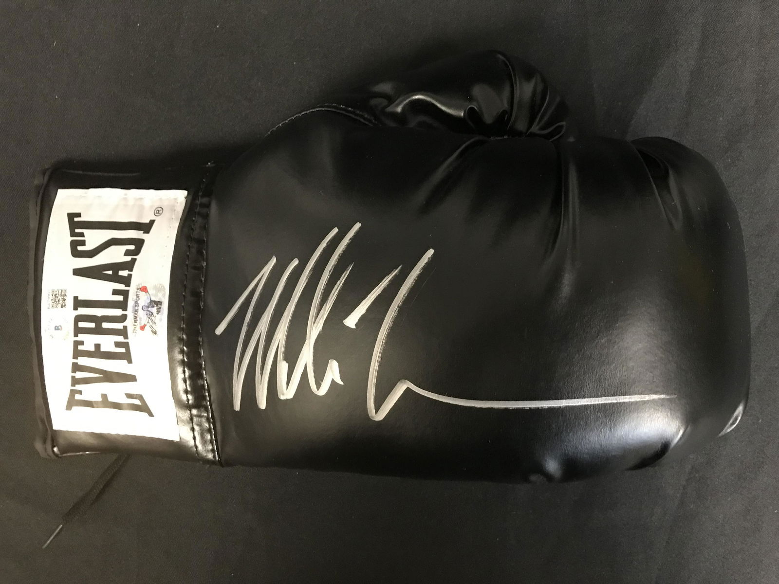MIKE TYSON SIGNED BOXING GLOVE BECKETT OCA) (1 of 3)