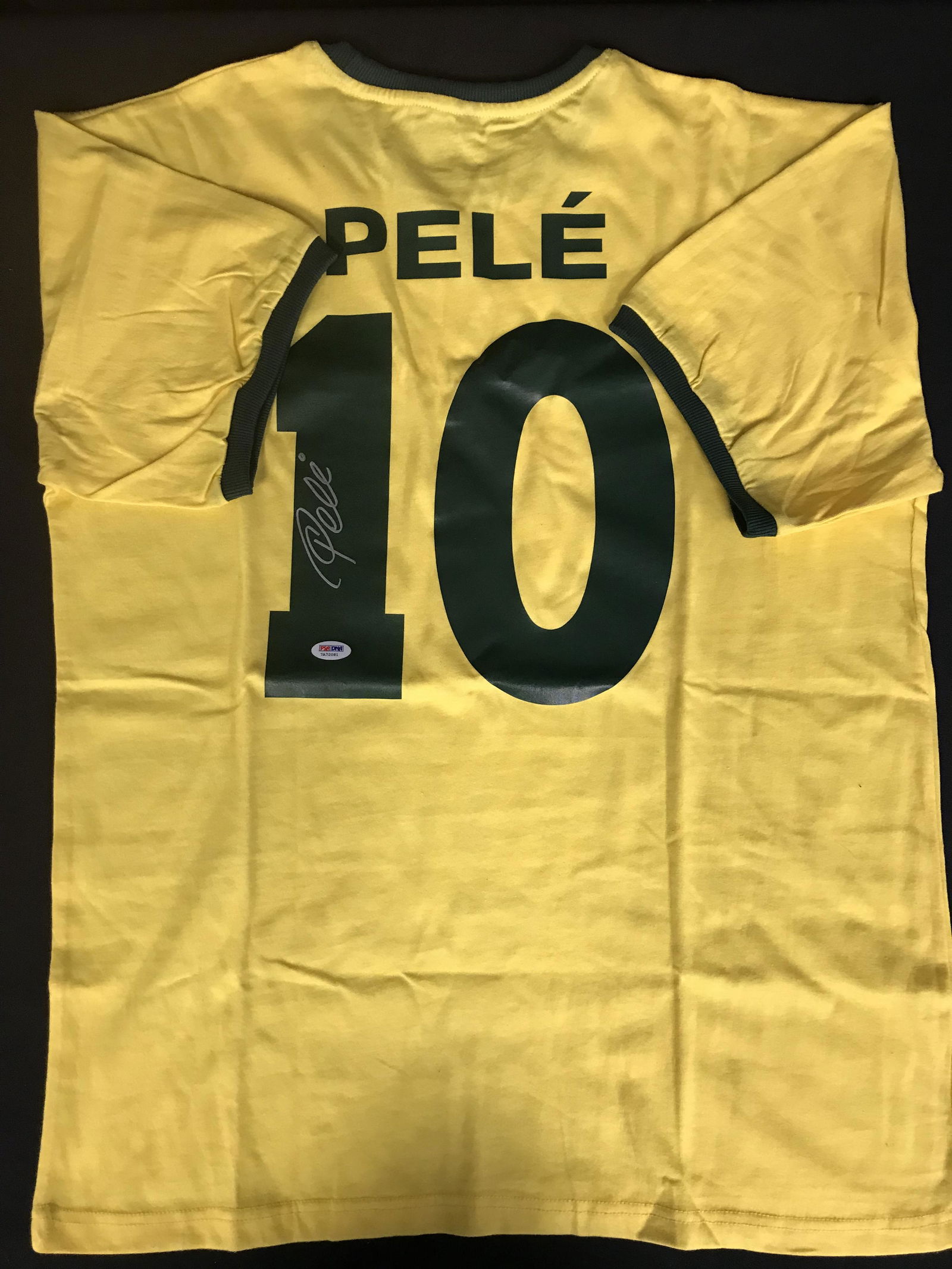 PELE SIGNED BRAZIL SOCCER JERSEY ( PSA COA) (1 of 5)