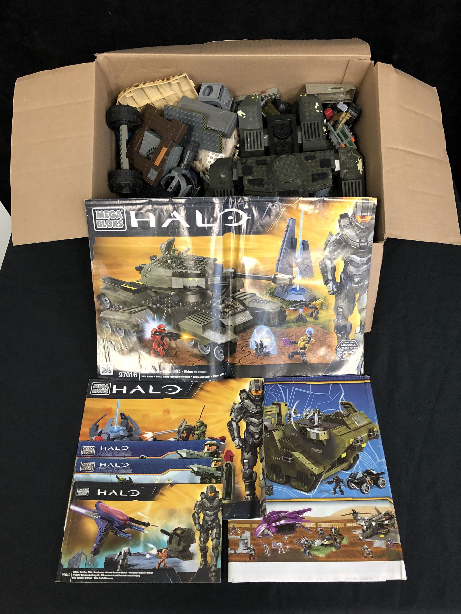 LARGE BOX OF LEGO WITH MANUALS: LARGE BOX OF LEGO WITH MANUALS