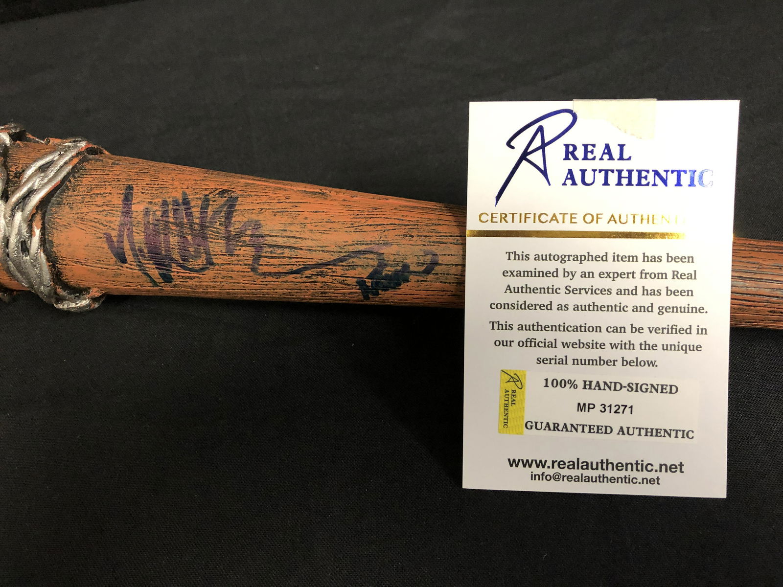 JEFFREY DEAN MORGAN SIGNED THE WALKING DEAD LUCILLE BAT (1 of 3)
