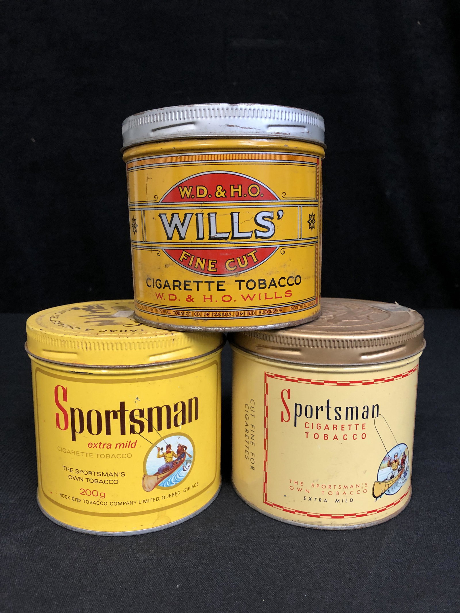 VINTAGE CIGARETTE CONTAINERS LOT: VINTAGE CIGARETTE CONTAINERS LOT