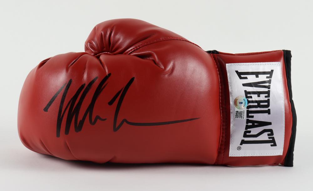 MIKE TYSON SIGNED EVERLAST BOXING GLOVE ( BECKETT COA): MIKE TYSON SIGNED EVERLAST BOXING GLOVE ( BECKETT COA)