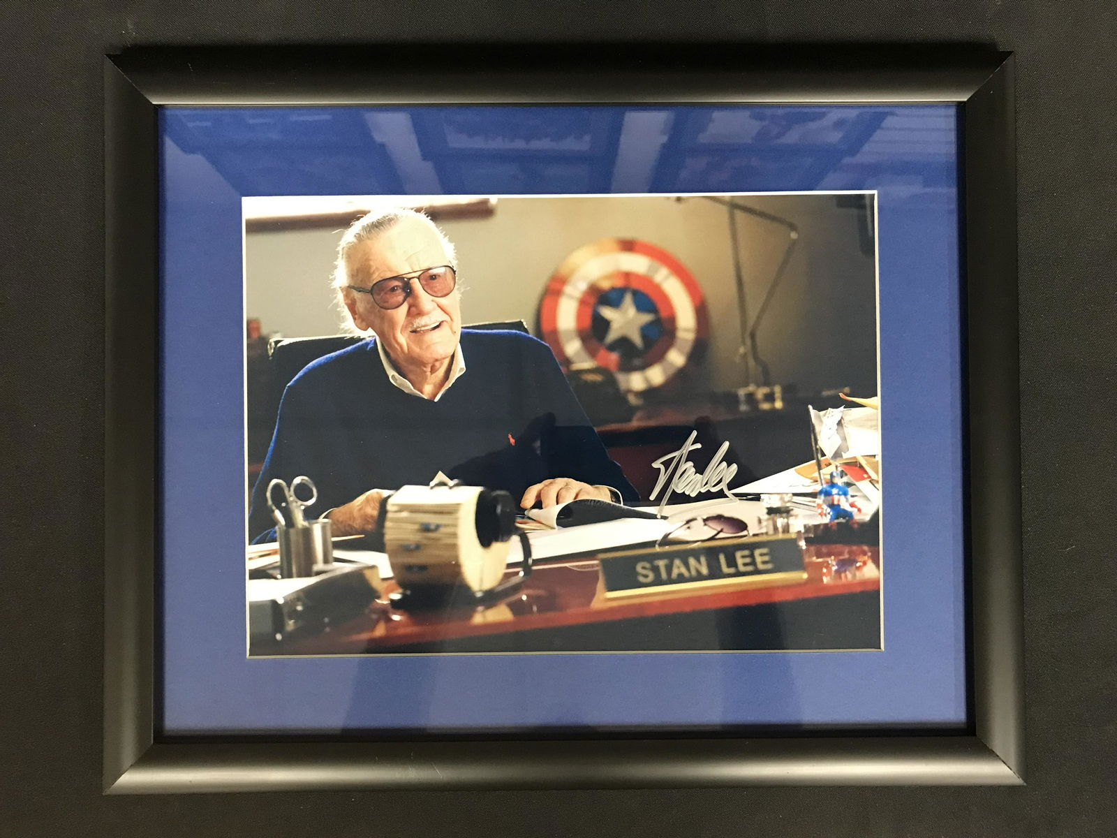 STAN LEE SIGNED AND FRAMED 8 X 10 ( RA COA (1 of 2)