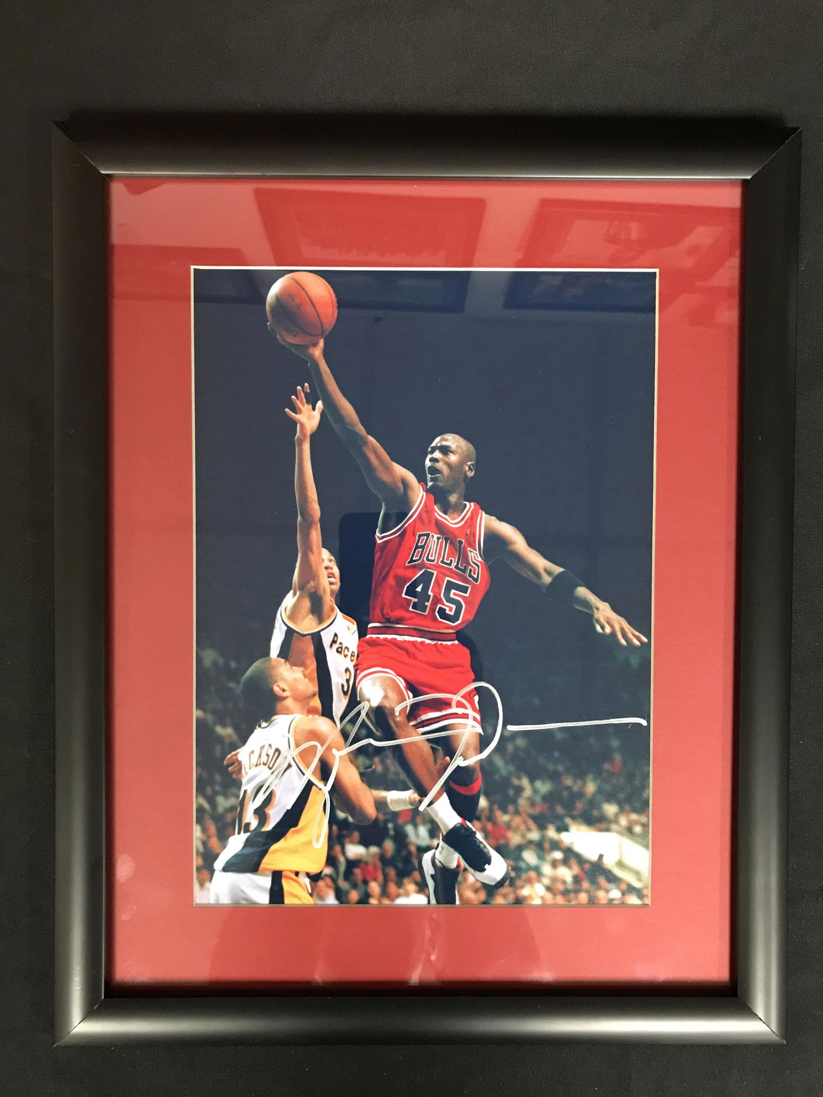 MICHEAL JORDAN SIGNED AND FRAMED 8 X 10 ( RA COA) (1 of 2)