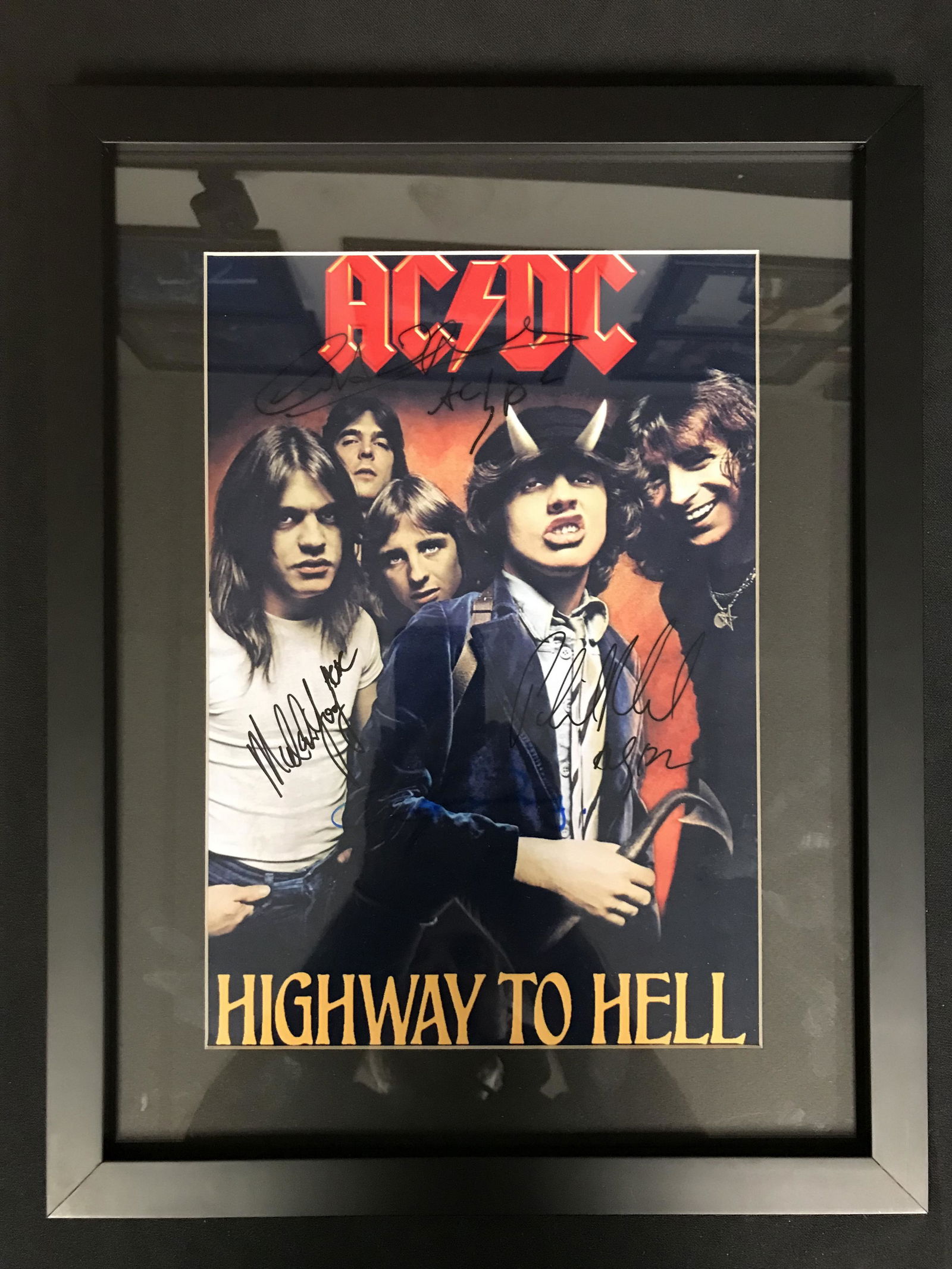 AC/DC HIGHWAY TO HELL BAND SIGNED AND FRAMED 8 X 10 (: AC/DC HIGHWAY TO HELL BAND SIGNED AND FRAMED 8 X 10 ( RA COA)
