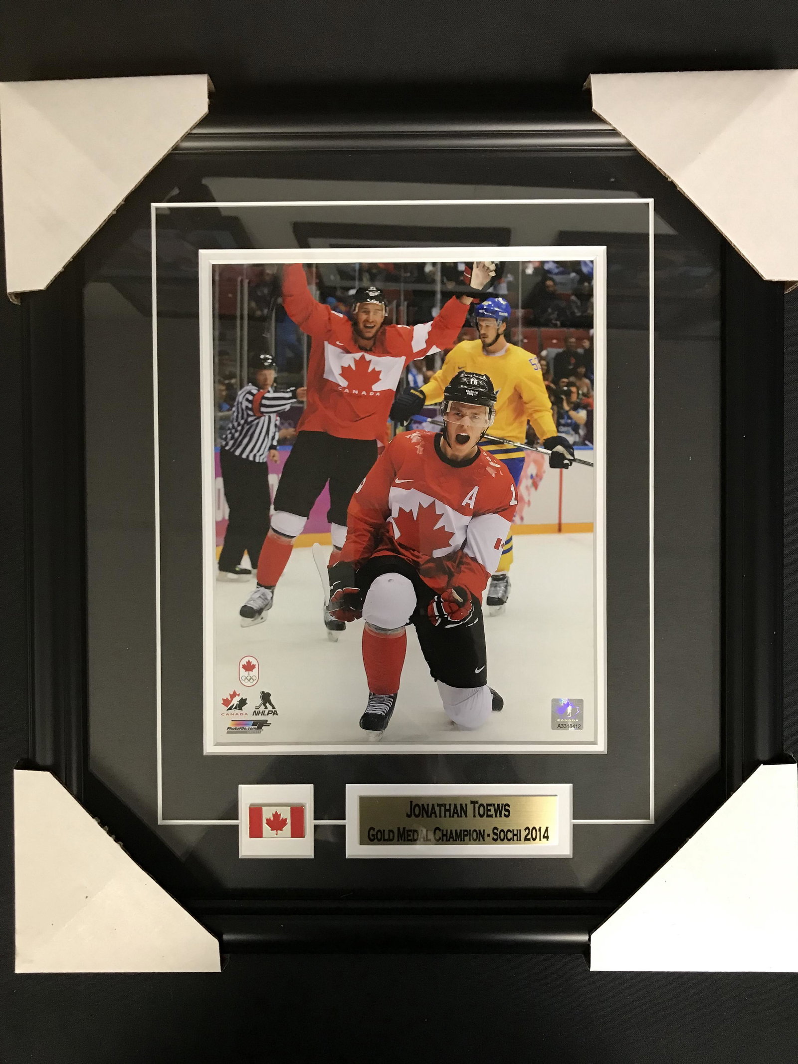 JONATHAN TOEWS FRAMED 8X10 TEAM CANADA PHOTO: JONATHAN TOEWS FRAMED 8X10 TEAM CANADA PHOTO