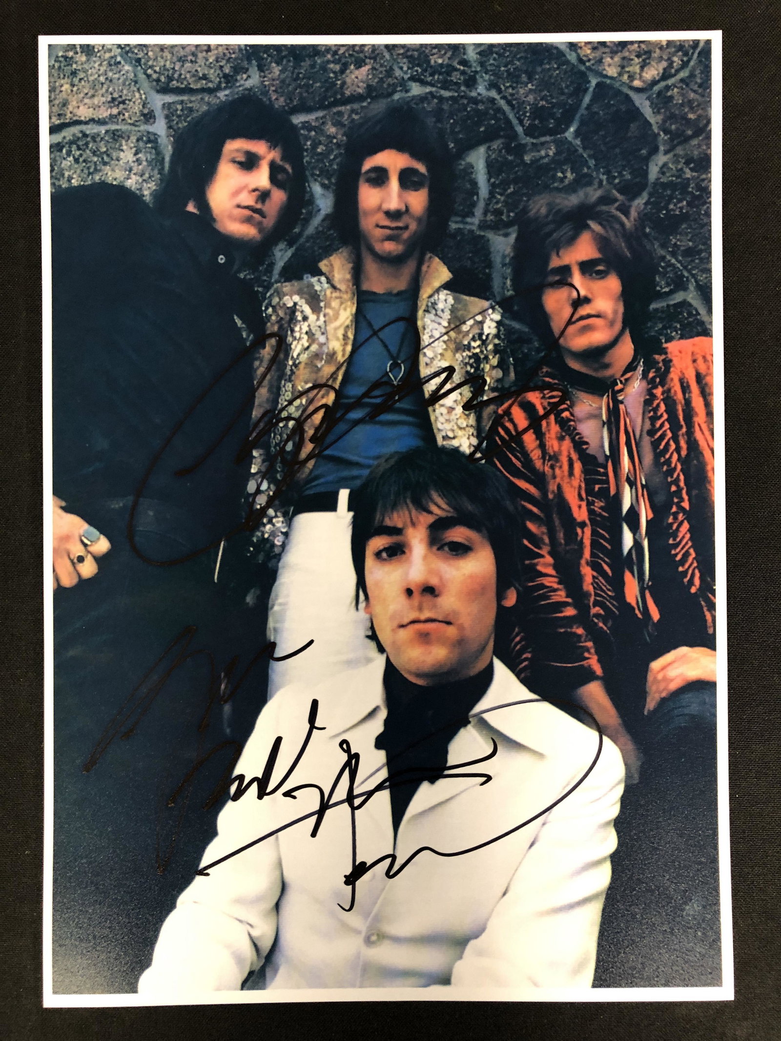 THE WHO BAND SIGNED 8X10 FRAMED PHOTO (RA COA): THE WHO BAND SIGNED 8X10 FRAMED PHOTO (RA COA)