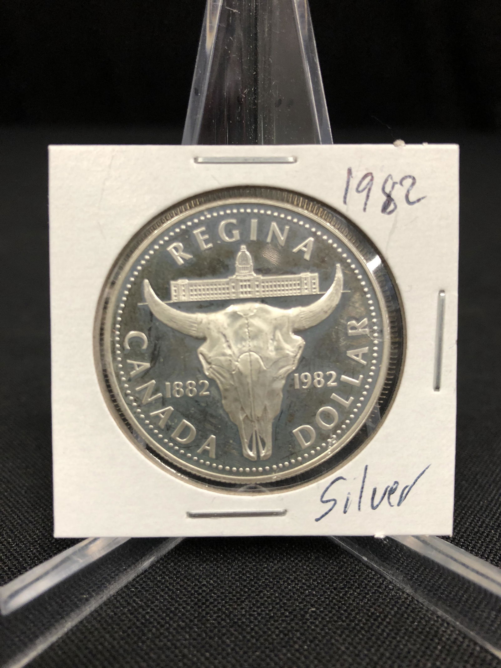 UNCIRCULATED 1982  CANADIAN SILVER DOLLAR {MADE OF (1 of 1)