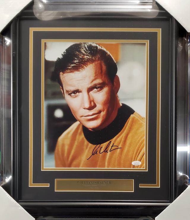 WILLIAM SHATNER SIGNED AND FRAMED STAR TREK 16 X 20 (1 of 3)