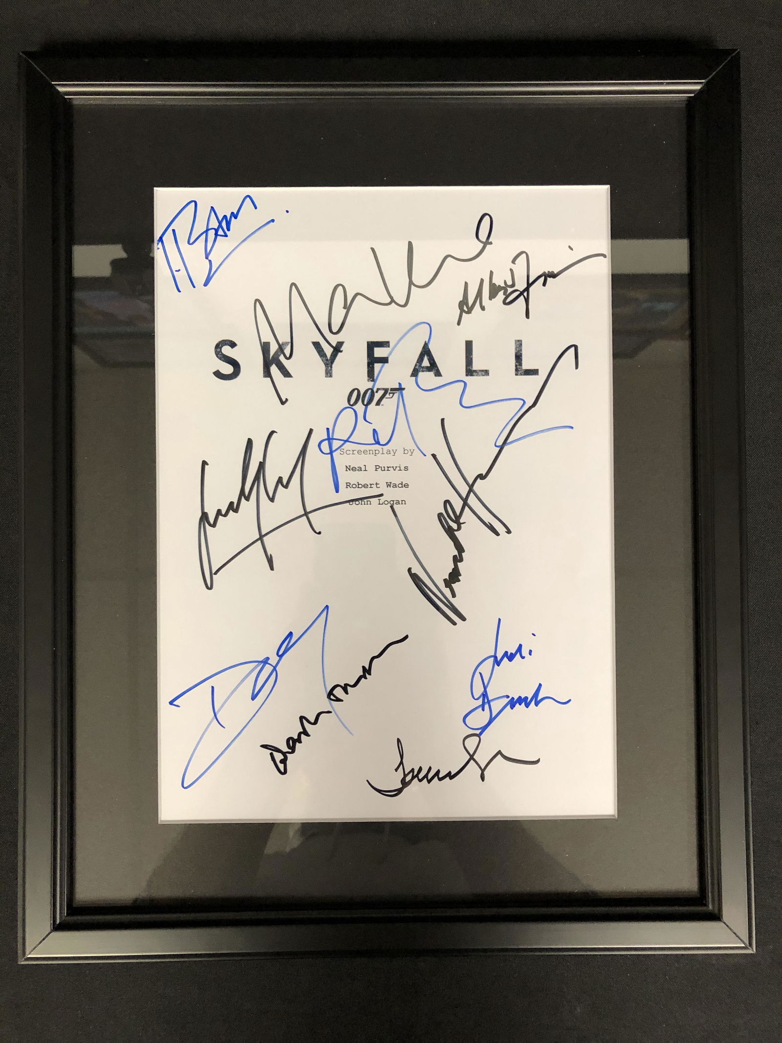 JAMES BOND SKYFALL CAST SIGNED SCRIPT COVER FRAMED ( RA (1 of 2)