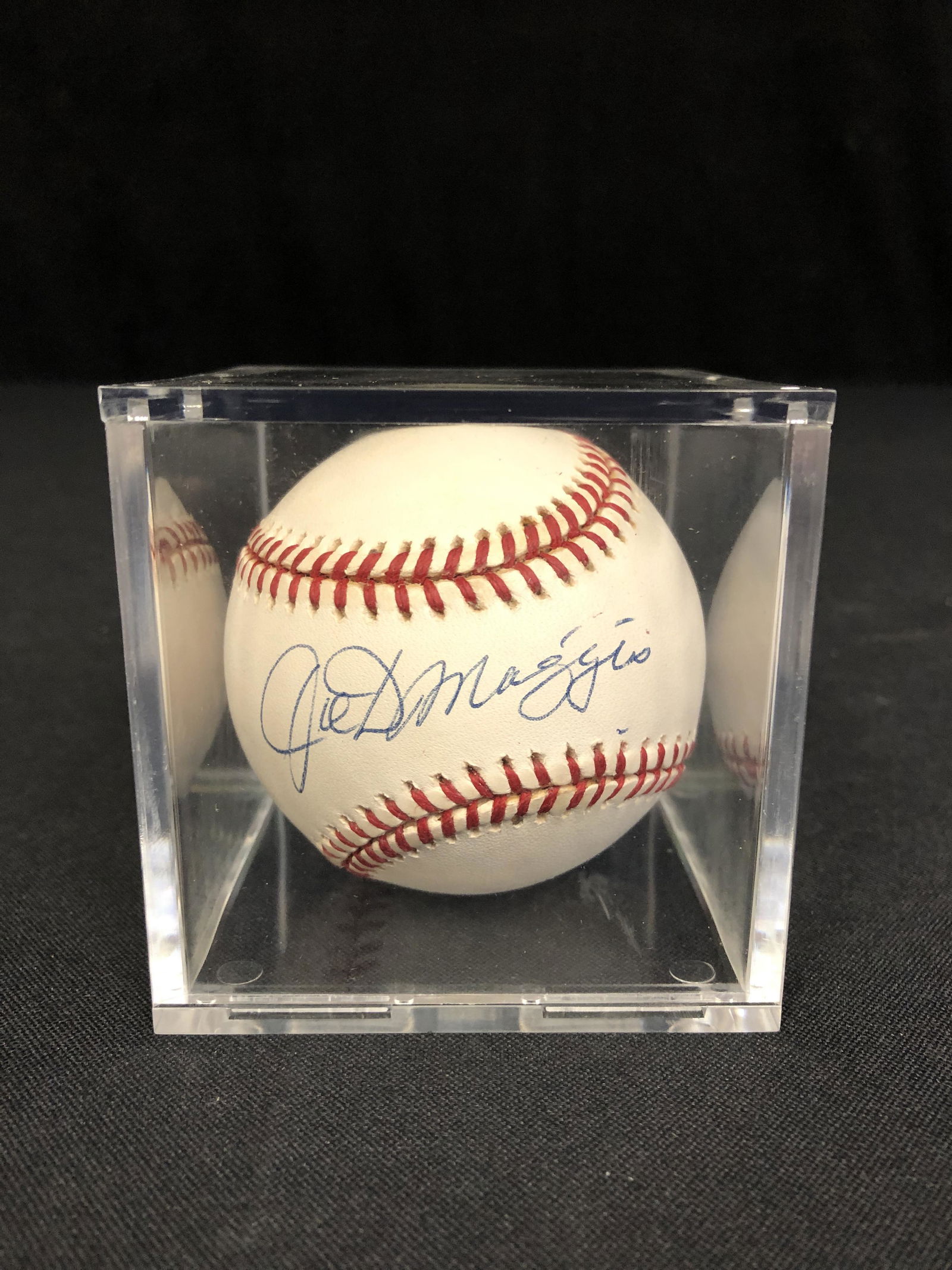 JOE DIMAGGIO SIGNED BASEBALL WITH COA AND CASE (1 of 2)