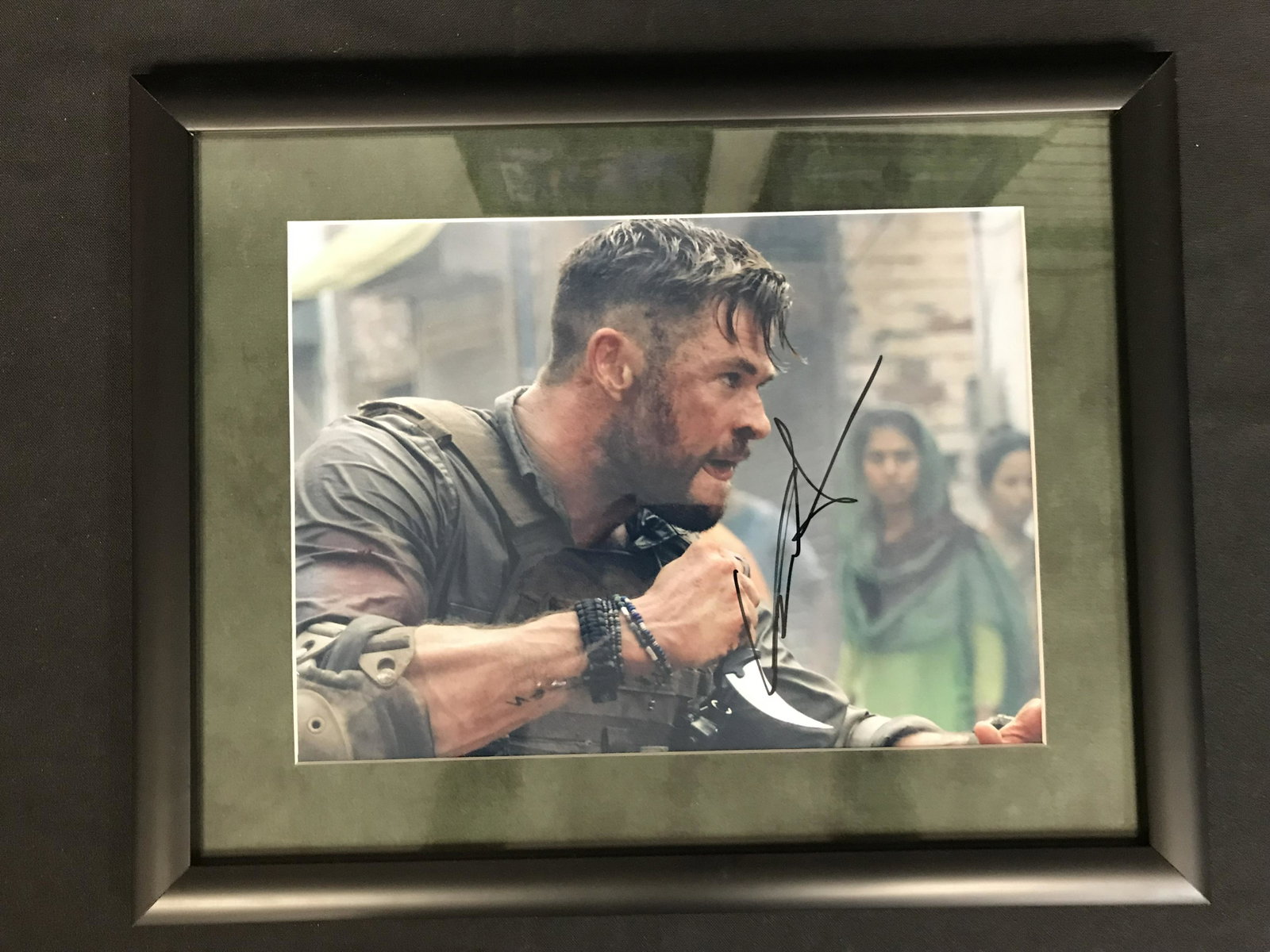 CHRIS HEMSWORTH SIGNED AND FRAMED 8 X 10 (RA COA): CHRIS HEMSWORTH SIGNED AND FRAMED 8 X 10 (RA COA)