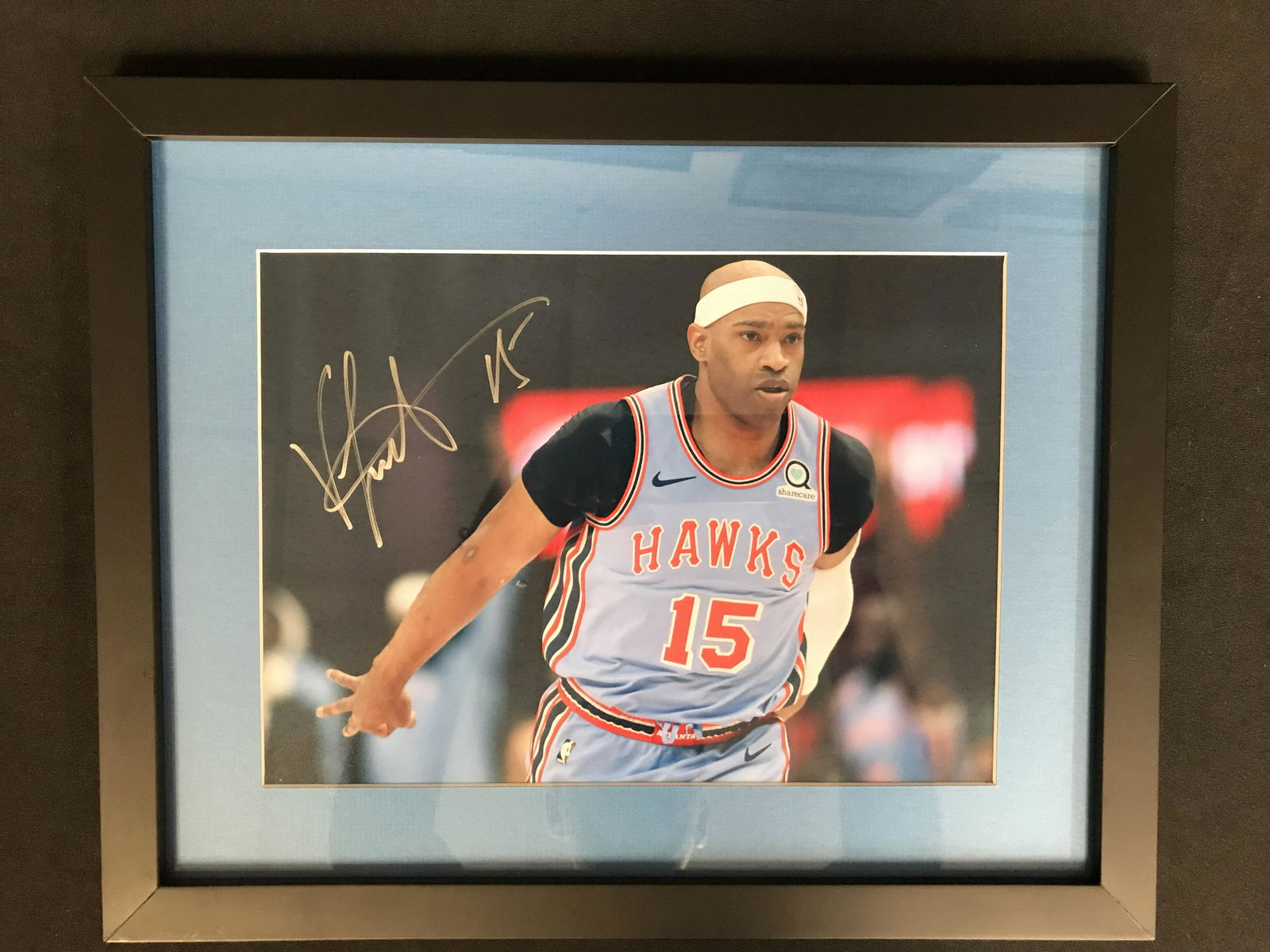 VINCE CARTER SIGNED AND FRAMED 8 X 10 (RA COA) (1 of 2)