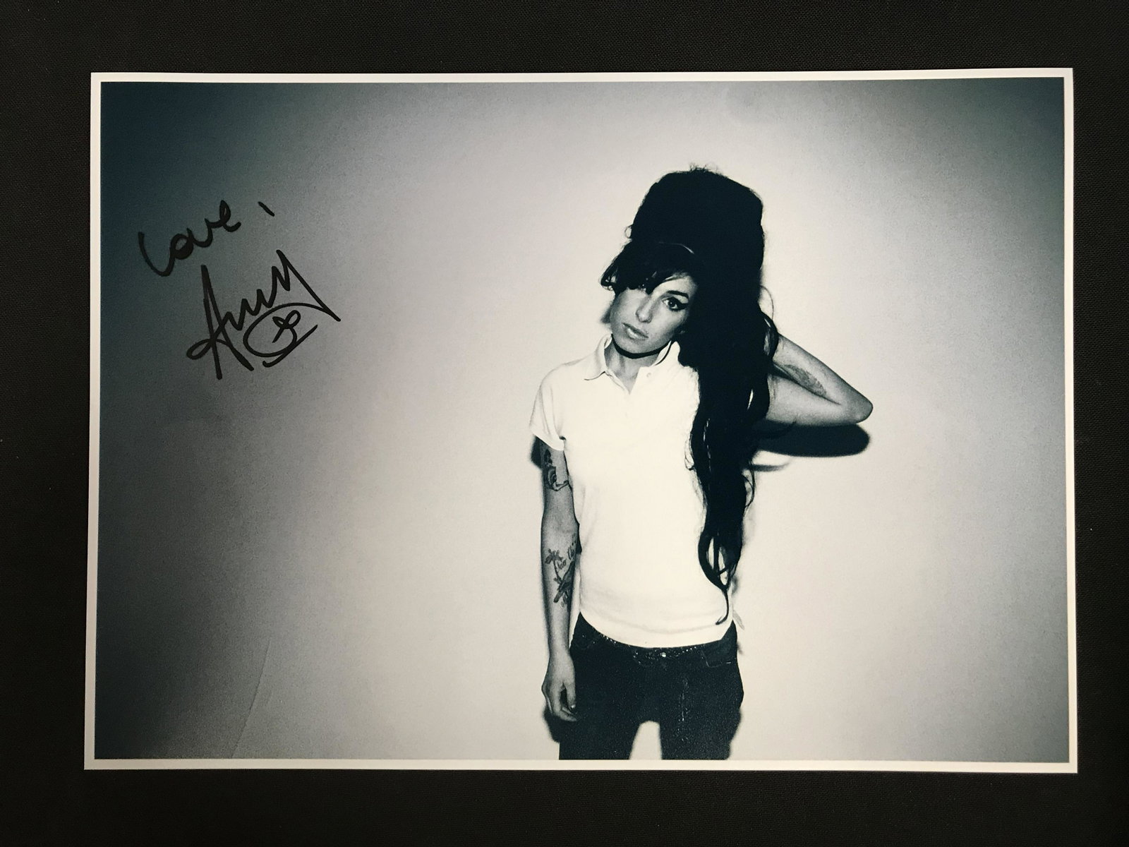 AMY WINEHOUSE SIGNED 8 X 10 (RA COA): AMY WINEHOUSE SIGNED 8 X 10 (RA COA)