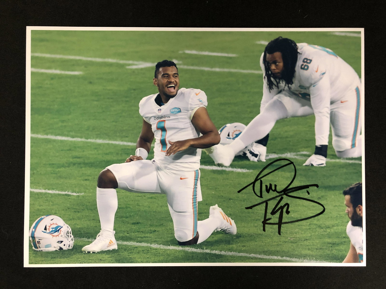TUA TAGOVAILOA SIGNED 8 X 10 (RA COA): TUA TAGOVAILOA SIGNED 8 X 10 (RA COA)