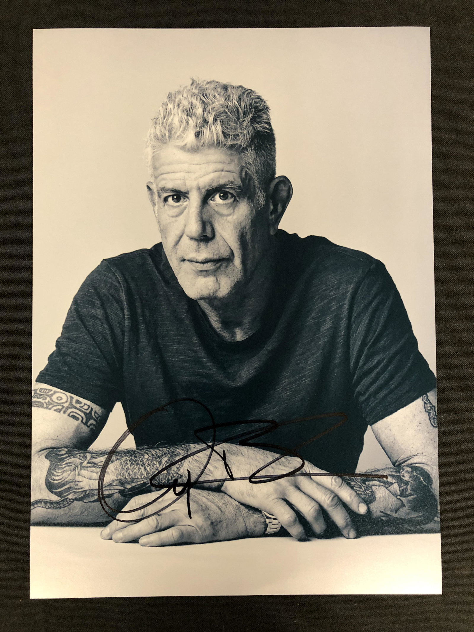 ANTHOMY BORDAIN SIGNED 8 X 10 (RA COA): ANTHOMY BORDAIN SIGNED 8 X 10 (RA COA)
