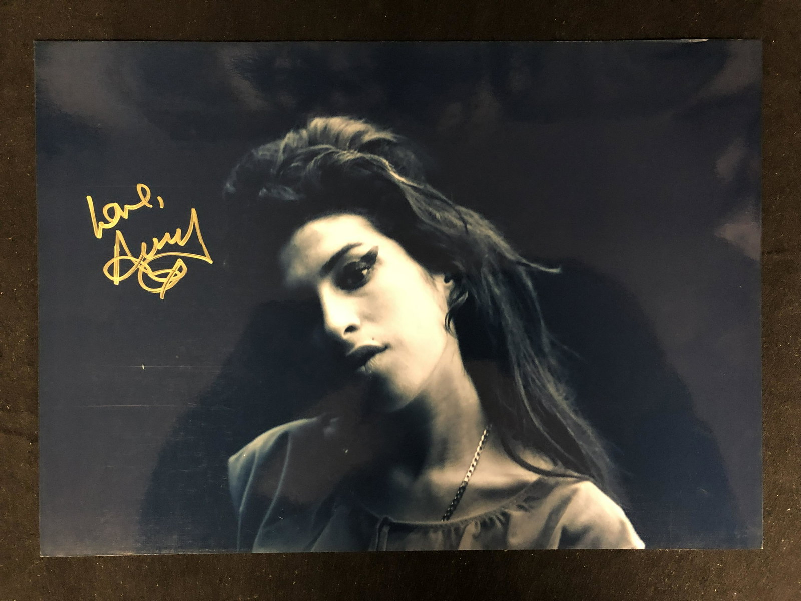 AMY WINEHOUSE SIGNED 8 X 10 (RA COA): AMY WINEHOUSE SIGNED 8 X 10 (RA COA)