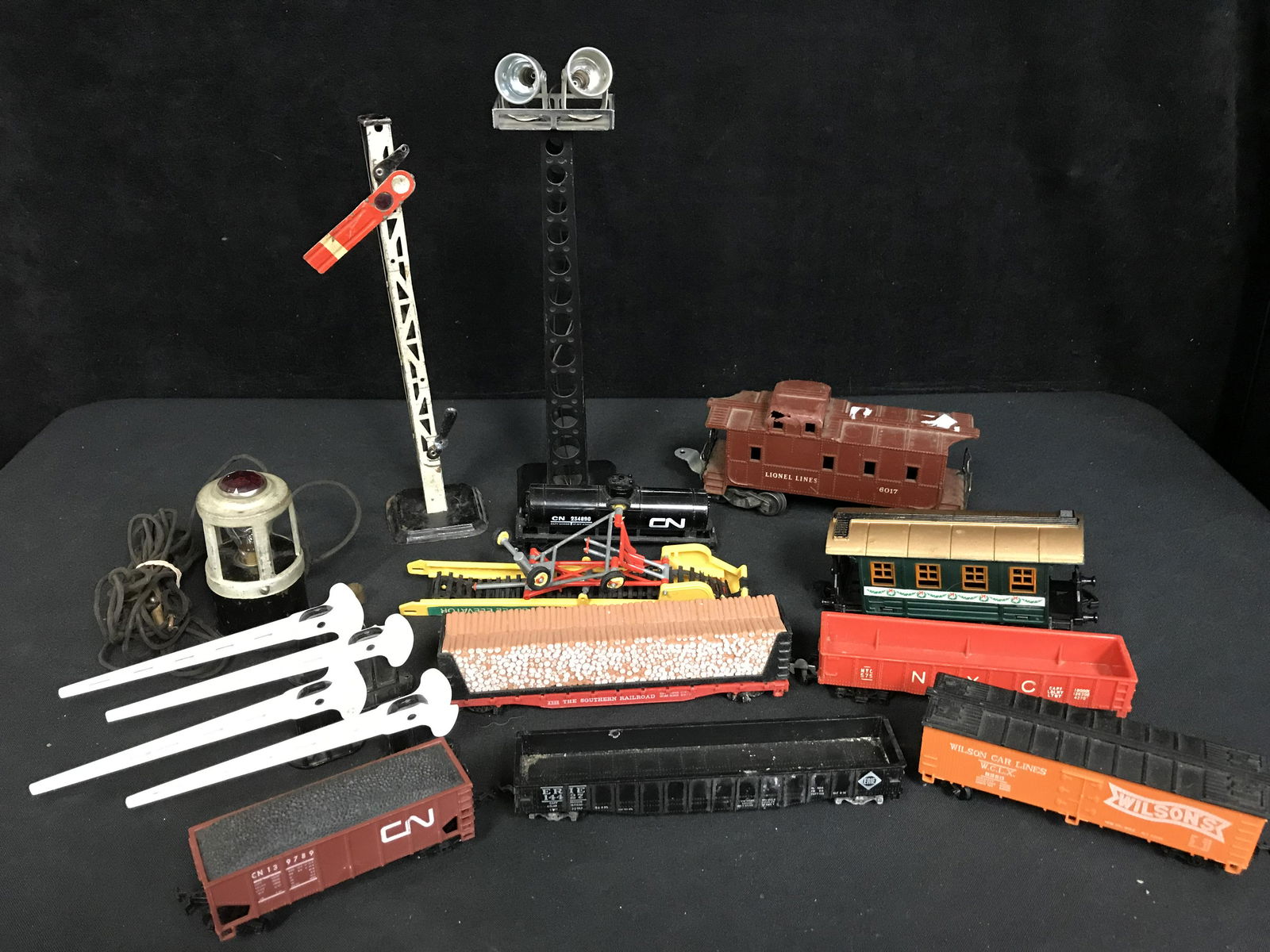VINTAGE LIONAL TRAIN LOT (1 of 4)