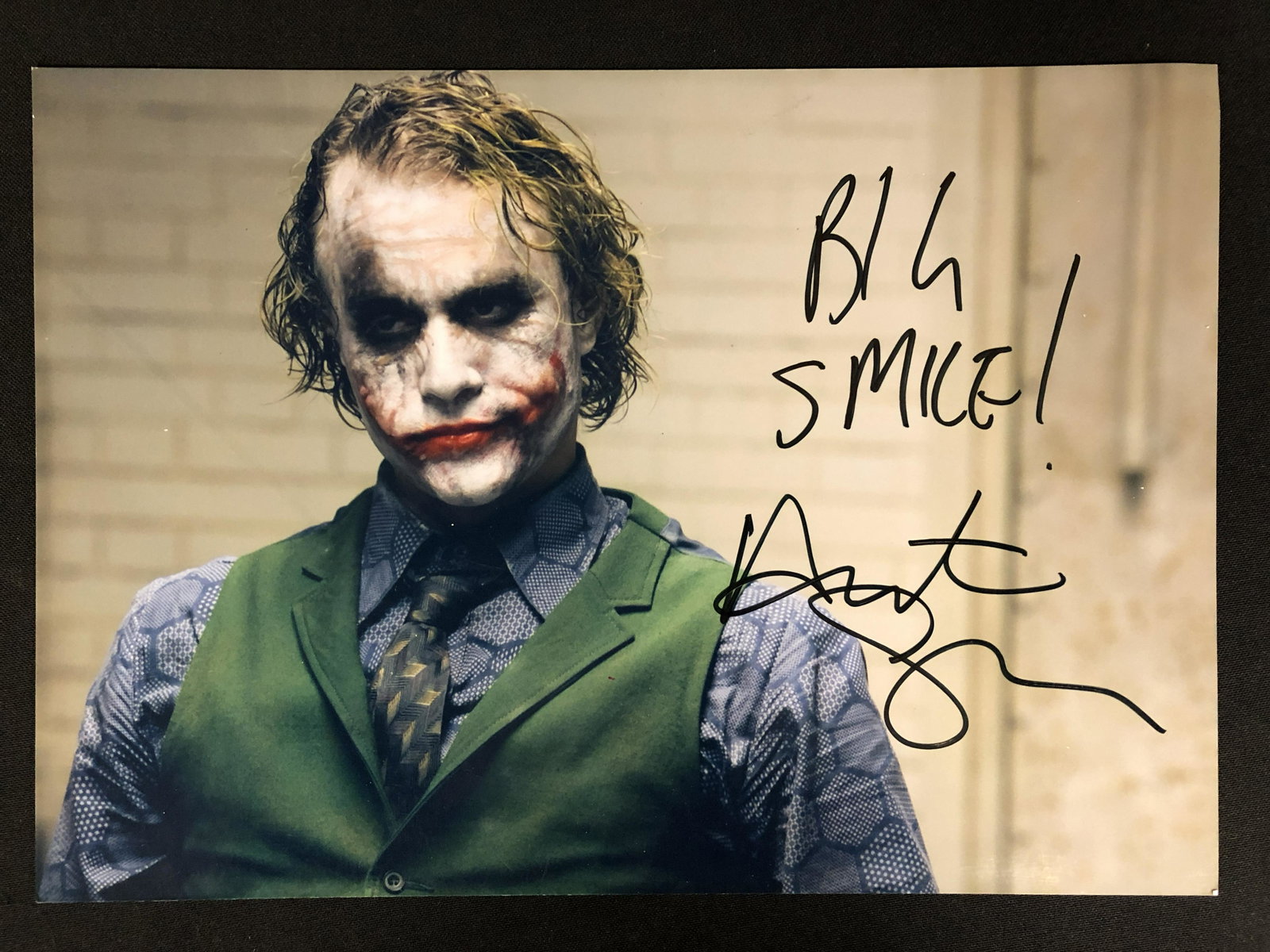 HEATH LEGER SIGNED THE DARK KNIGHT 8 X 10 (RA COA): HEATH LEGER SIGNED THE DARK KNIGHT 8 X 10 (RA COA)